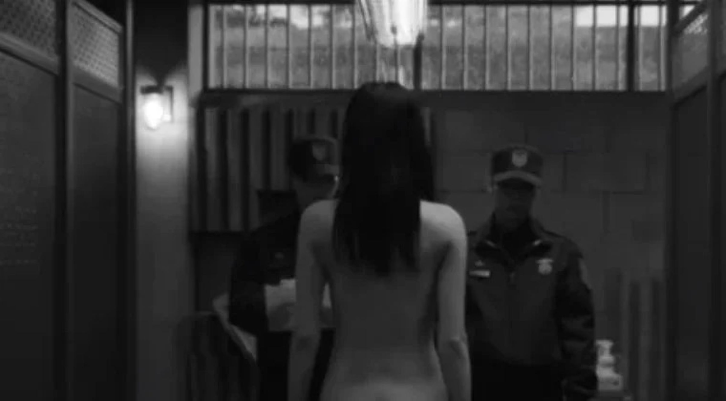 NANA去年演出Netflix《假面女郎》，這幕背面全裸是親自上鏡拍攝。（網路圖片）