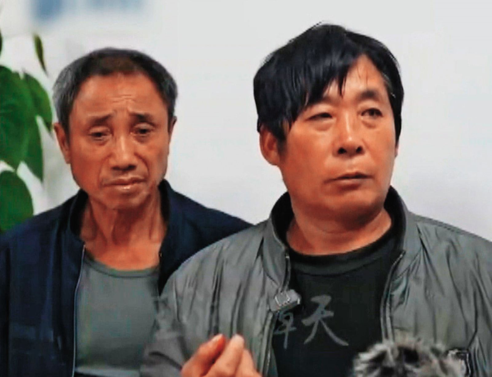獲救的2名中國漁工返回廈門後，接受央視節目訪問，指控遭海巡署船艇撞翻。（圖／翻攝自微博）