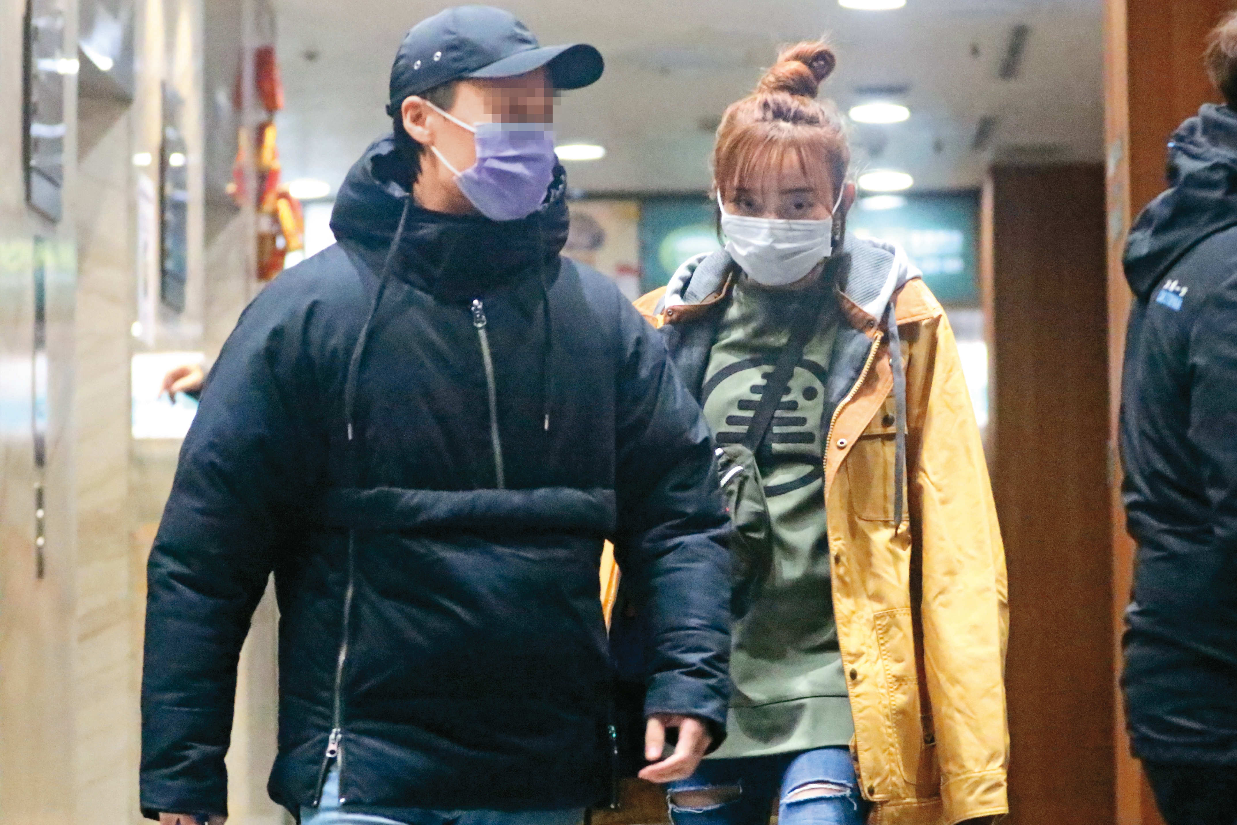 愛紗（右）和圈外男友「藍寶男」（左）才剛爆出分手，就又因對方的溫情守護而復合。