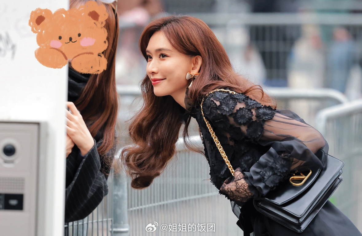 粉絲流出與林志玲合影照，她努力彎腰湊近，真的是貼心大使來著。（翻攝自微博）