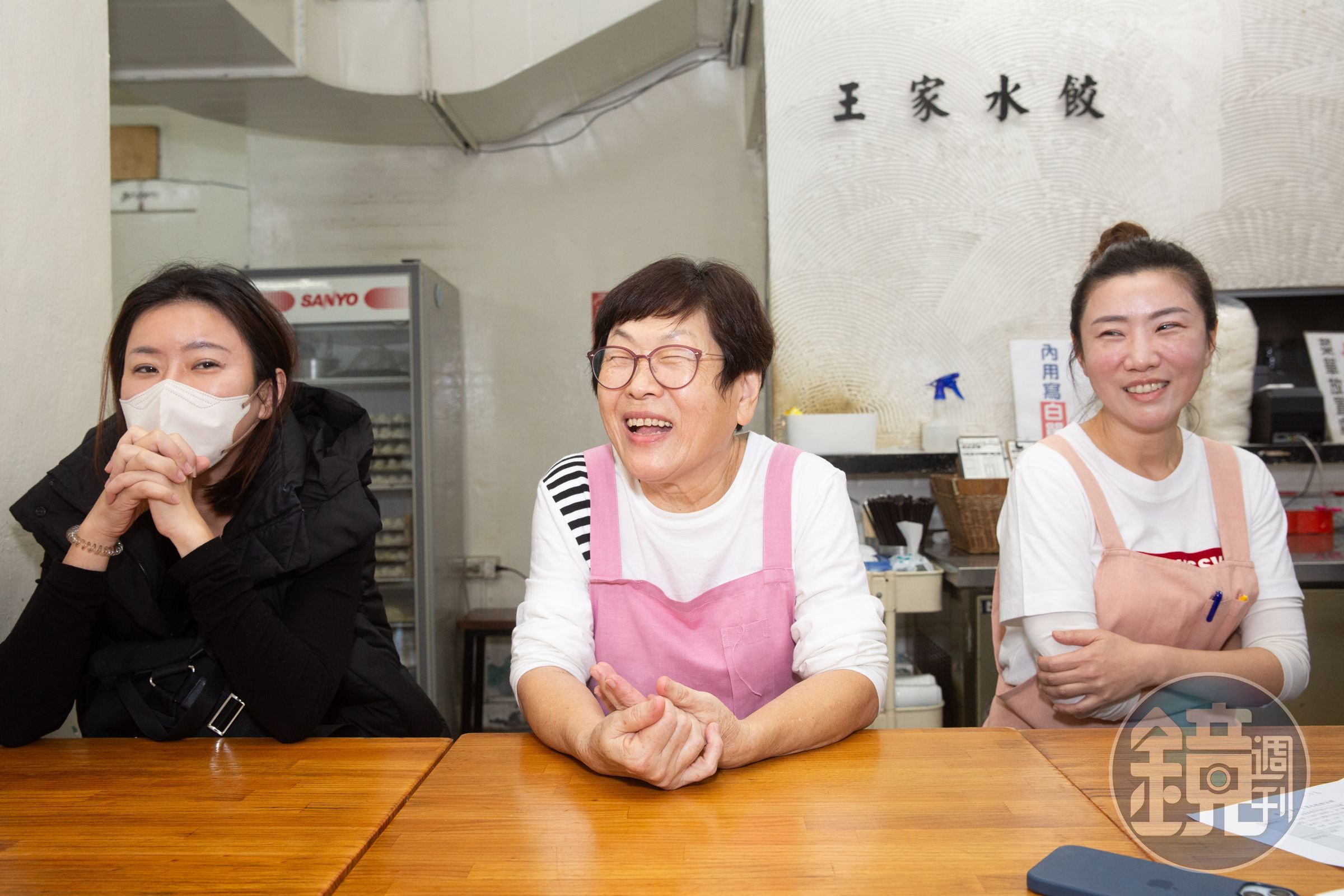 東湖王家水餃館創立超過36年，老闆娘朱筱勤（中）已將老店交棒給大女兒王允岑（右）。二女兒王姈芸（左）也開了二代店「餃子樂」。