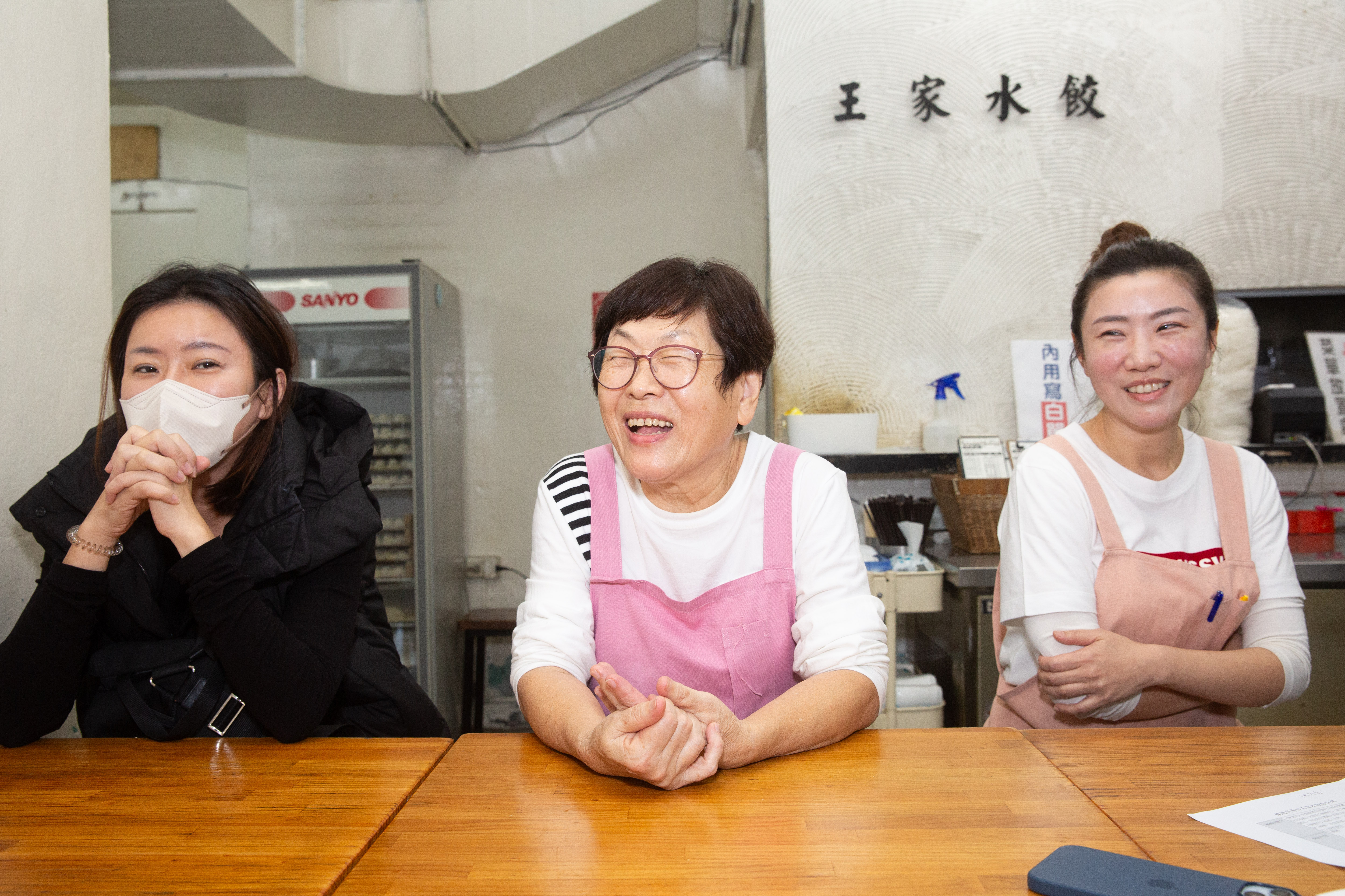 東湖王家水餃館創立超過36年，老闆娘朱筱勤（中）已將老店交棒給大女兒王允岑（右）。二女兒王姈芸（左）也開了二代店「餃子樂」。