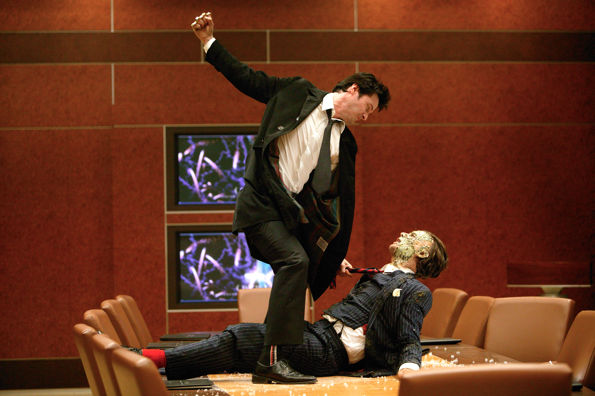 基努李維（左）在《康斯坦汀：驅魔神探》扮演萬念俱灰、頹廢氣質滿點的驅魔人康斯坦汀；至於被他揍的，則是布希樂團主唱蓋文羅斯戴爾，也是關史蒂芬妮的前夫。（華納兄弟提供）