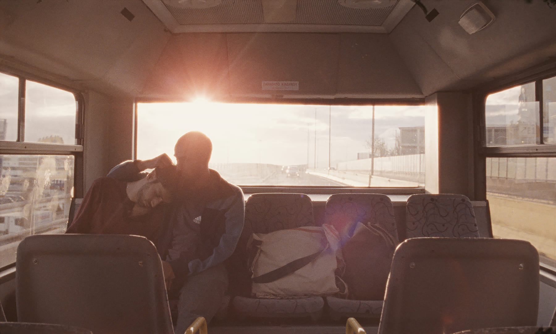 《邊境風暴》講述兩位巴勒斯坦青年為追尋新生,在雅典社會邊緣掙扎求生的故事。(佳映娛樂提供)