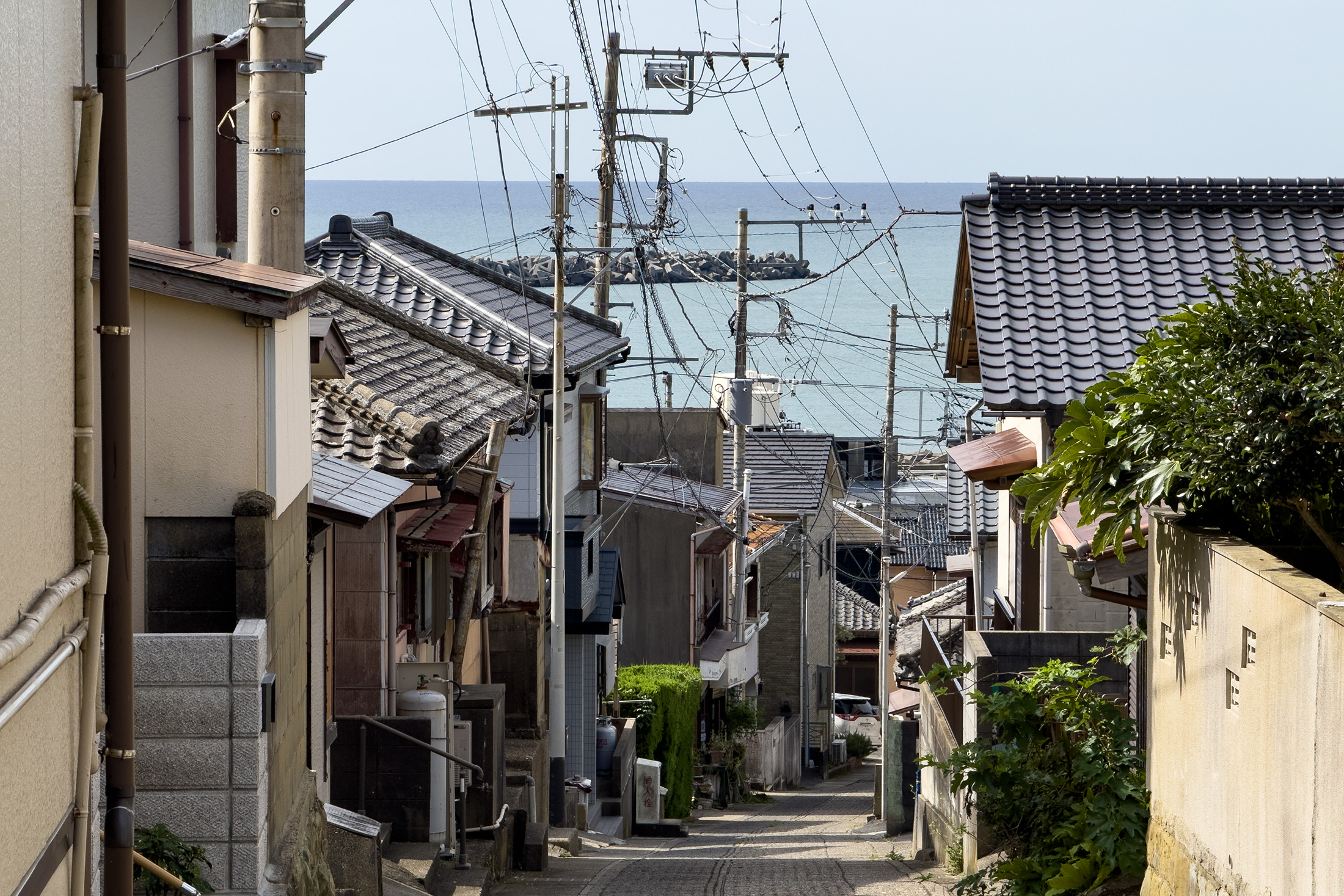 從外川站下車，走訪充滿漁村風情的海邊街道，感受時光凍結的靜謐氛圍。