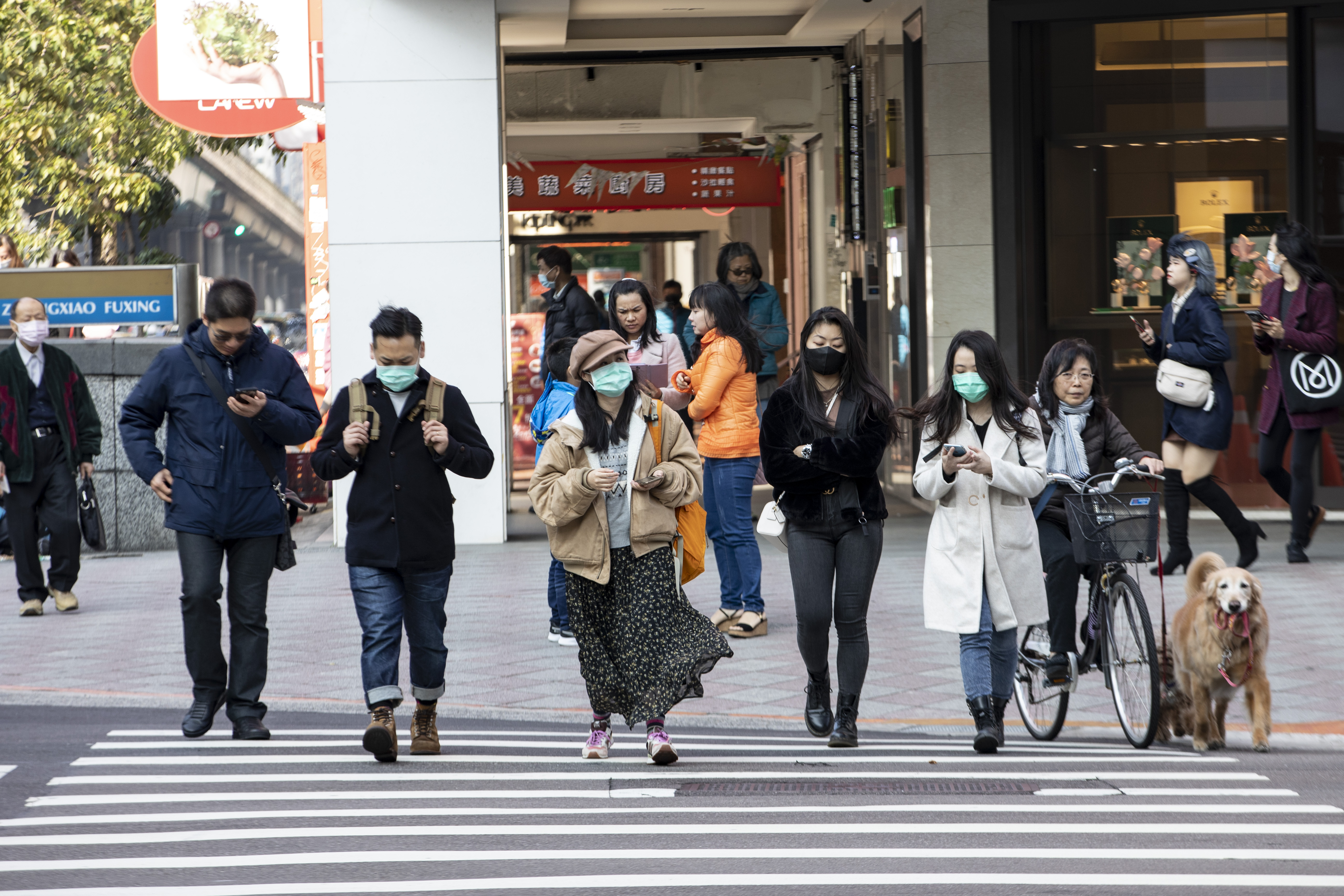 COVID-19疫情後，大家都漸漸拿下口罩，醫師黃軒昨po文示警，全球又有另一波新疫情「黴漿菌肺炎」正在大規模爆發。（示意圖，本刊資料照）