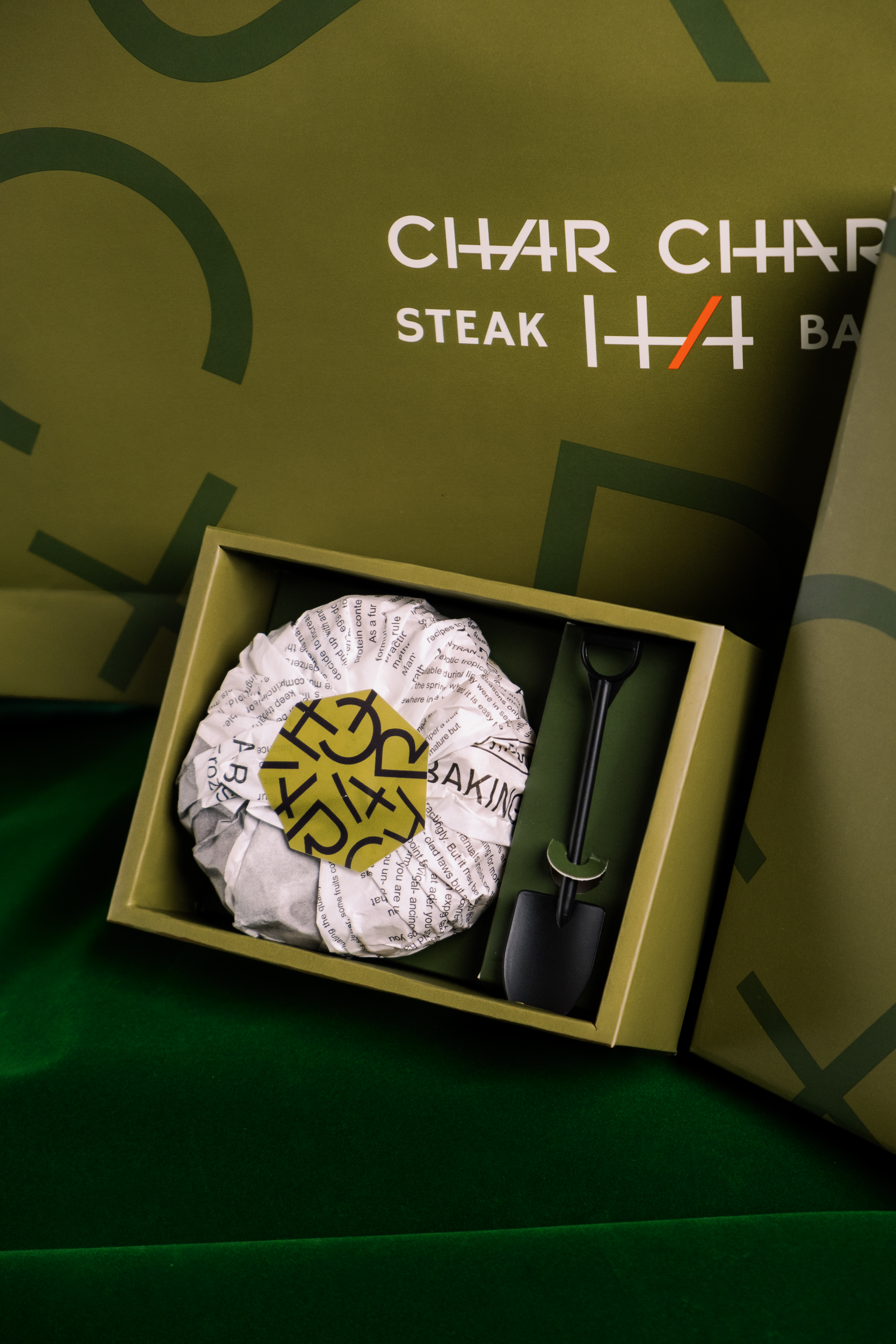 購買CHAR CHAR MOON月光恰恰即日起至9月10日享早鳥68折、免運優惠價1,680元,選擇門市自取,滿2盒加贈「月光巴斯克.精裝禮盒」一盒。(CHAR CHAR Steak & Bar提供)