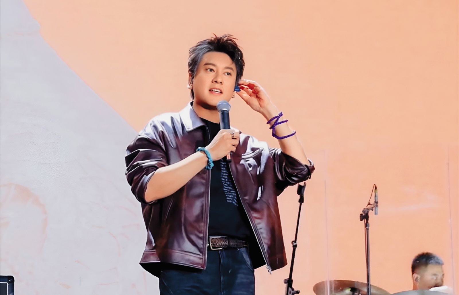 朱孝天不只無緣F4巡演，就連個人巡演也傳出票房慘澹，看來很需要去安太歲啊。（拍肩）（翻攝自朱孝天IG）