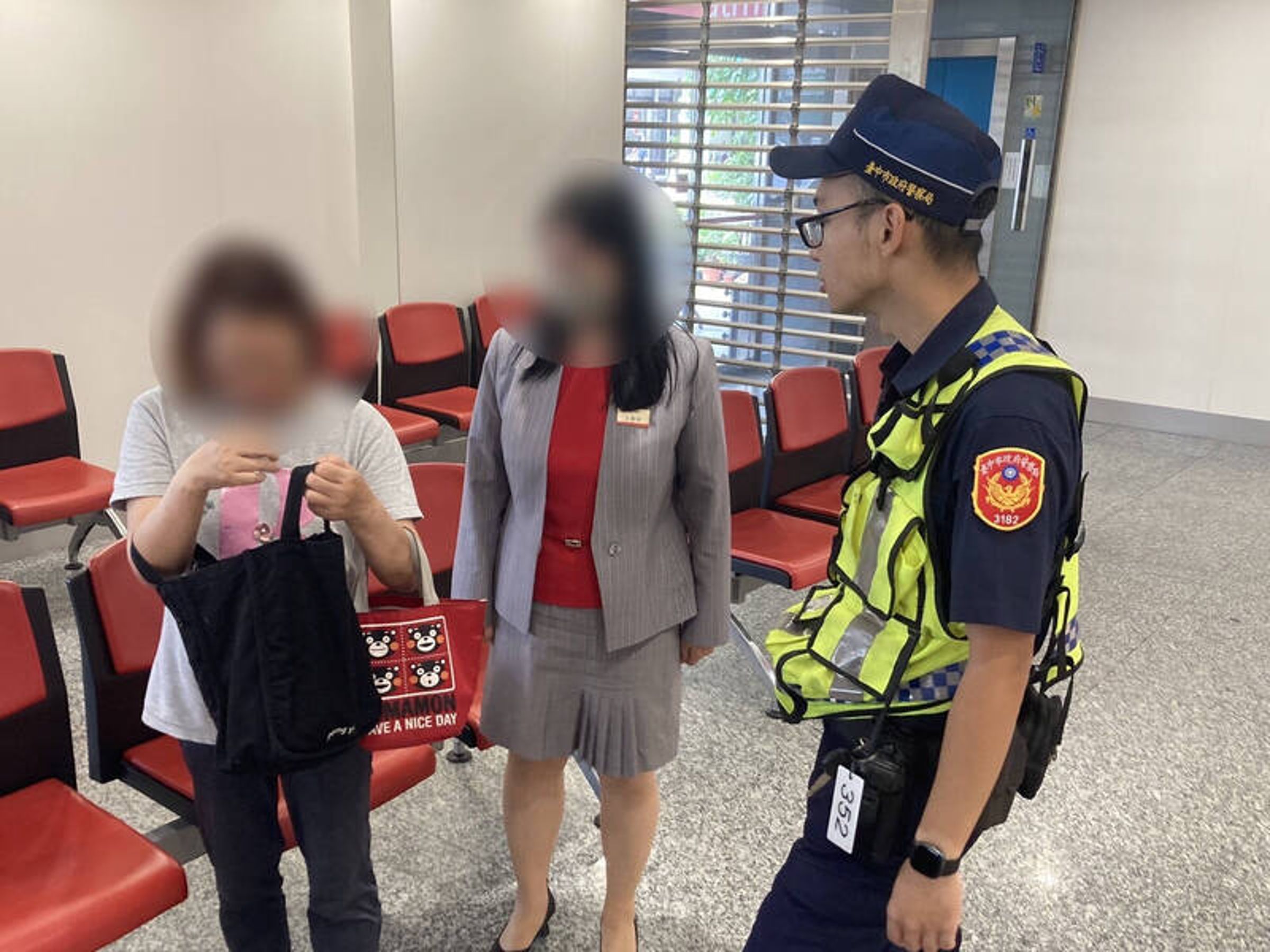 婦人遭詐團以「八號分機」行騙,員警及時阻詐。(警方提供)