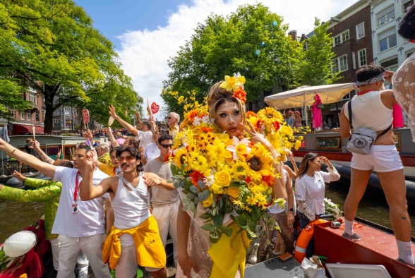 妮妃雅參加阿姆斯特丹驕傲節與船上民眾同樂。（@Tao.Co_studio提供）