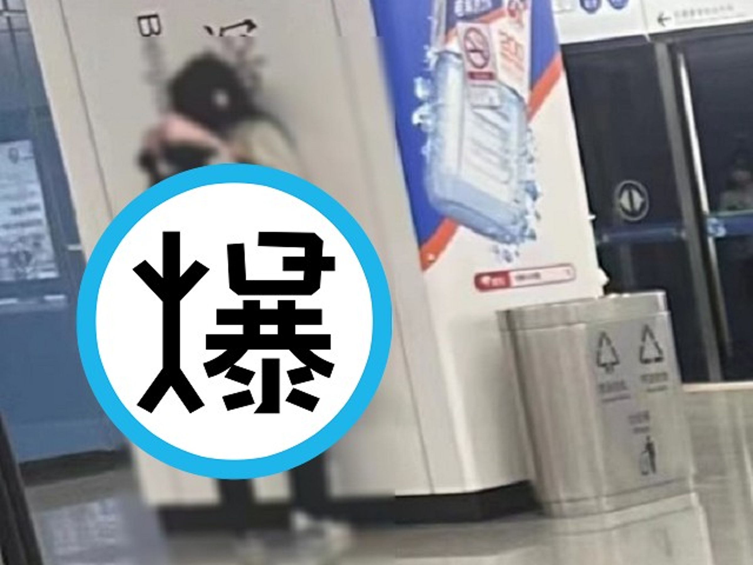 地鐵裡的「火車便當」！小情侶當眾愛愛，姿勢太猛引鄉民朝聖打卡。（翻自微博）