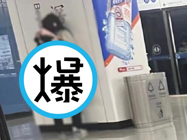 地鐵裡的「火車便當」！小情侶當眾愛愛，姿勢太猛引鄉民朝聖打卡。（翻自微博）