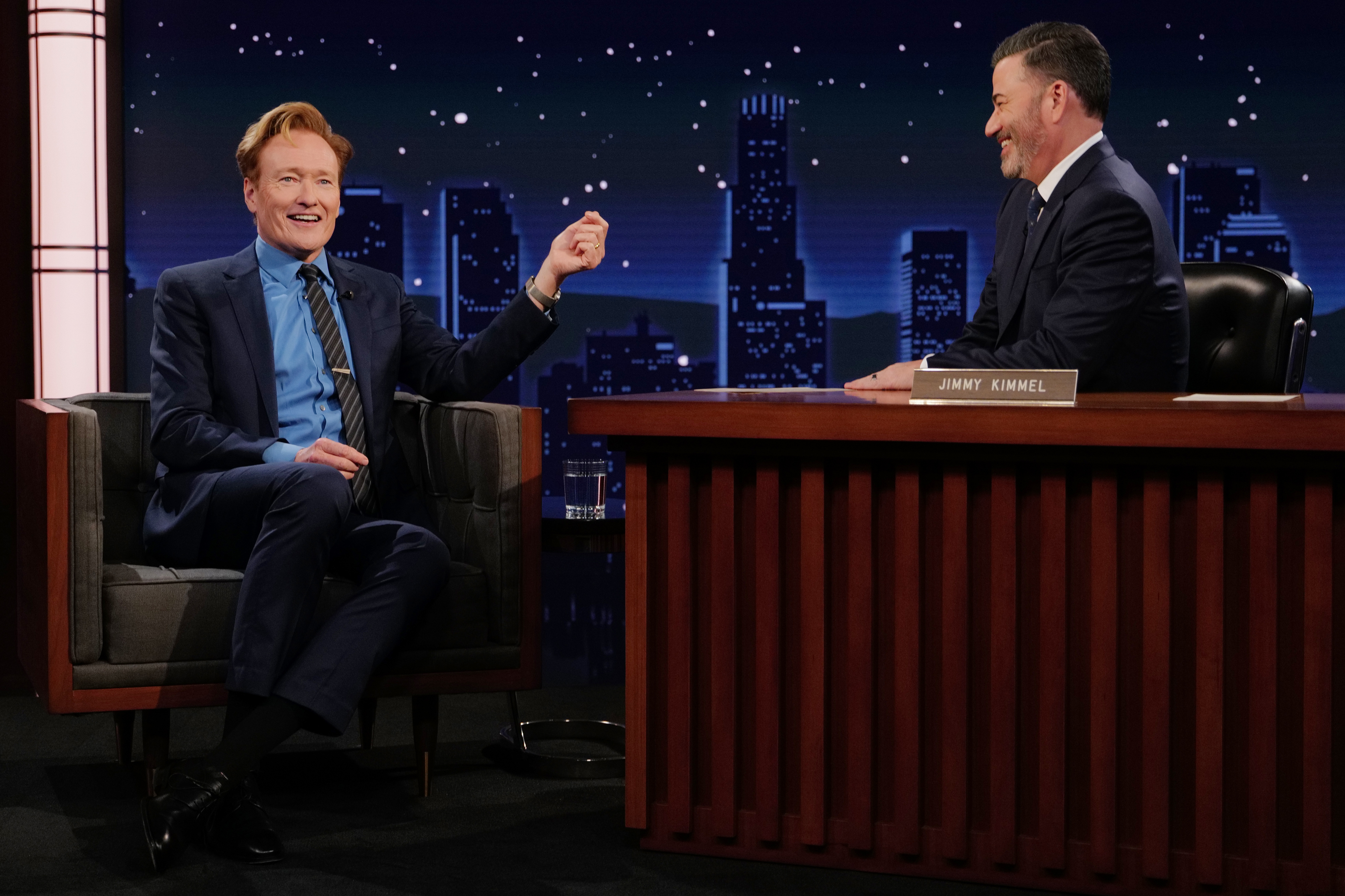 97屆奧斯卡頒獎典禮主持人康納歐布萊恩（左），與曾主持過4次的吉米金莫（右），難得合體一起吐槽。（Randy Holmes攝／ABC電視網提供）