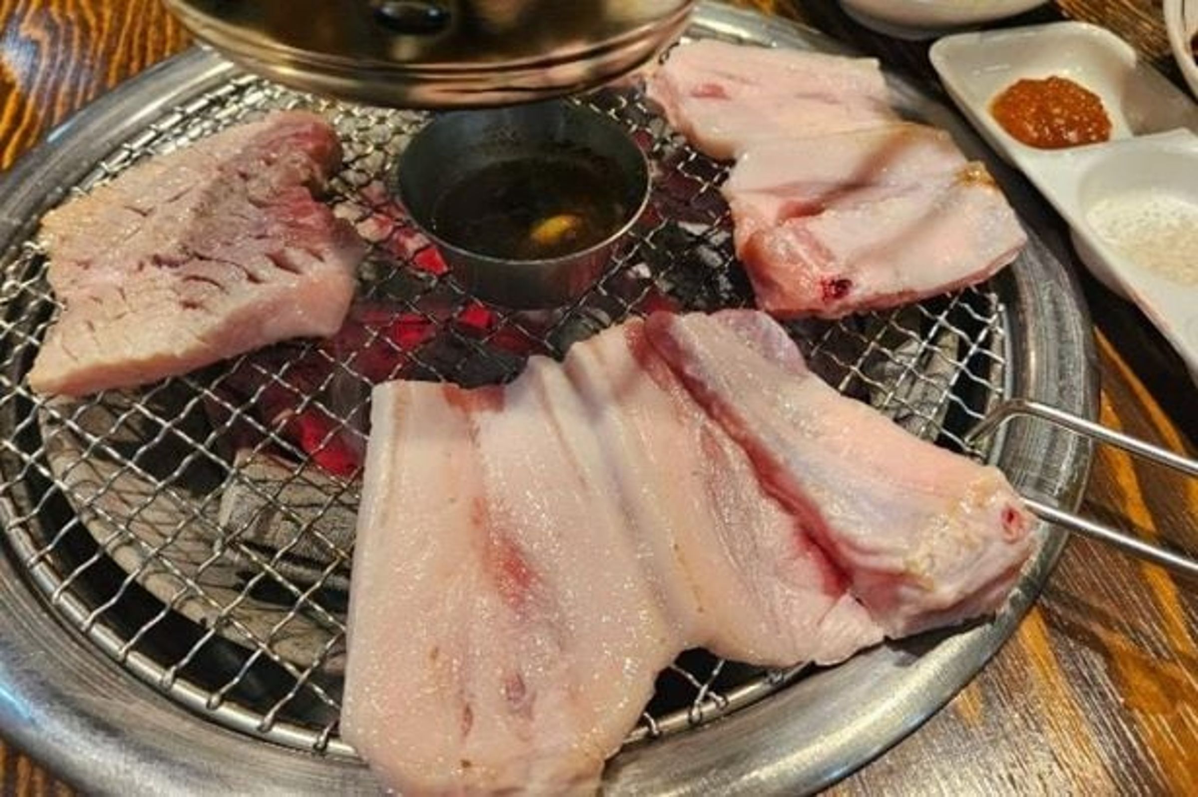 日前有南韓網友爆料,發現原本點黑豬肉五花肉,來的卻是一堆廉價肥肉。(翻自《朝鮮日報》)