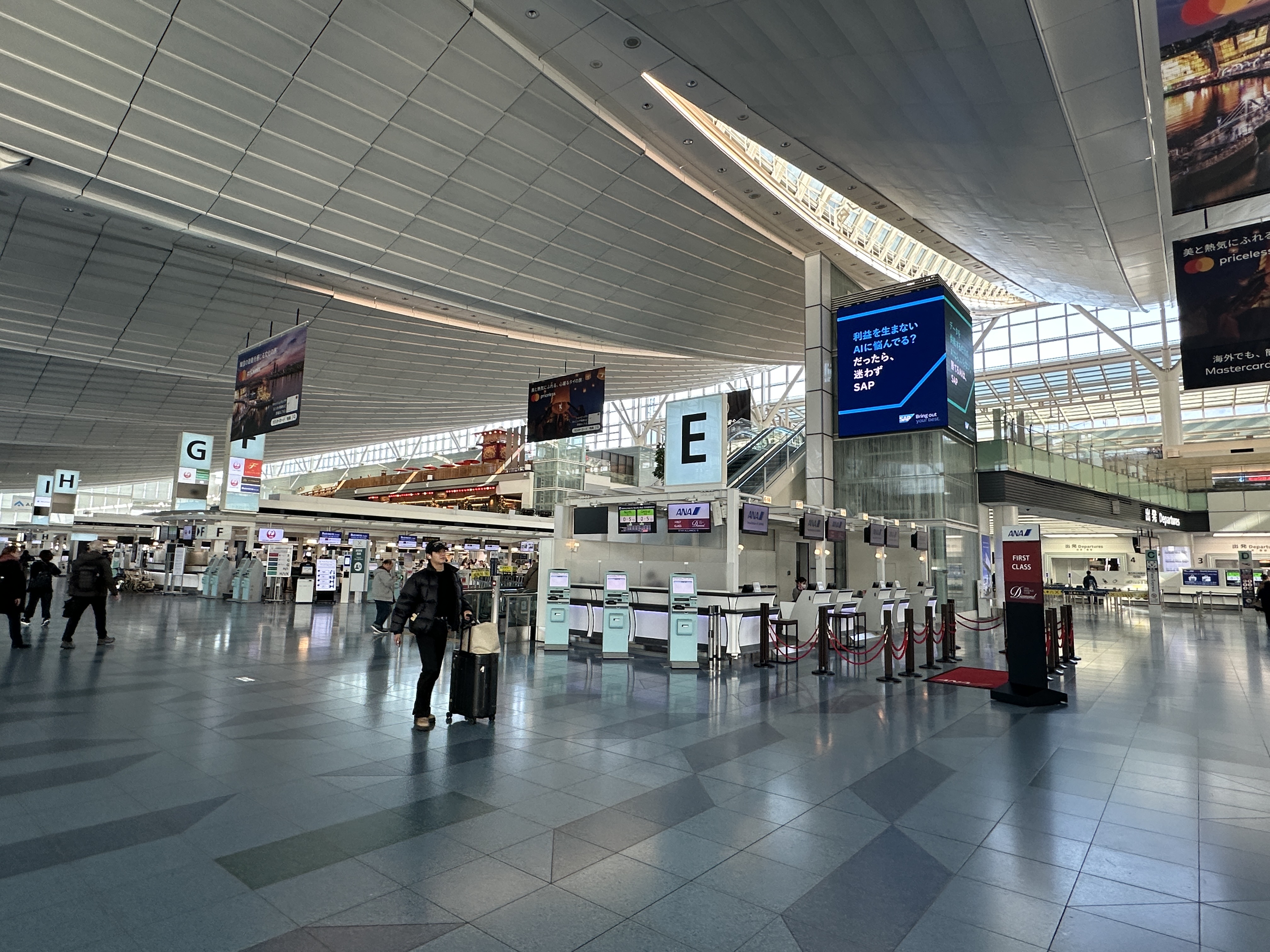 東京羽田機場第三航廈凌晨傳出停車場有人載了1.9億日圓的現金,遭歹徒噴灑催淚噴霧,但財物沒有被搶走。(示意圖,資料照)