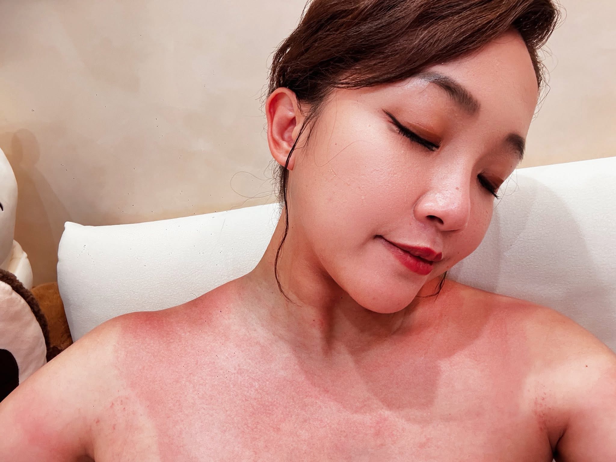 賴慧如拍完驚險戲收工，發現全身曬到紅燙。（民視提供）