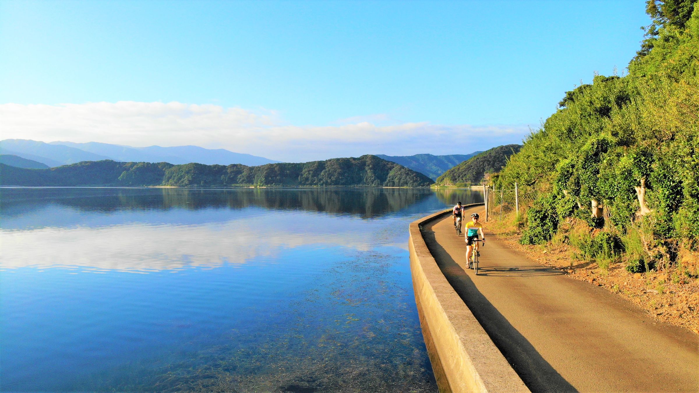 「若狹灣自行車道」行經的自然景色多元，圖為「水月湖」。（福井縣政府提供）