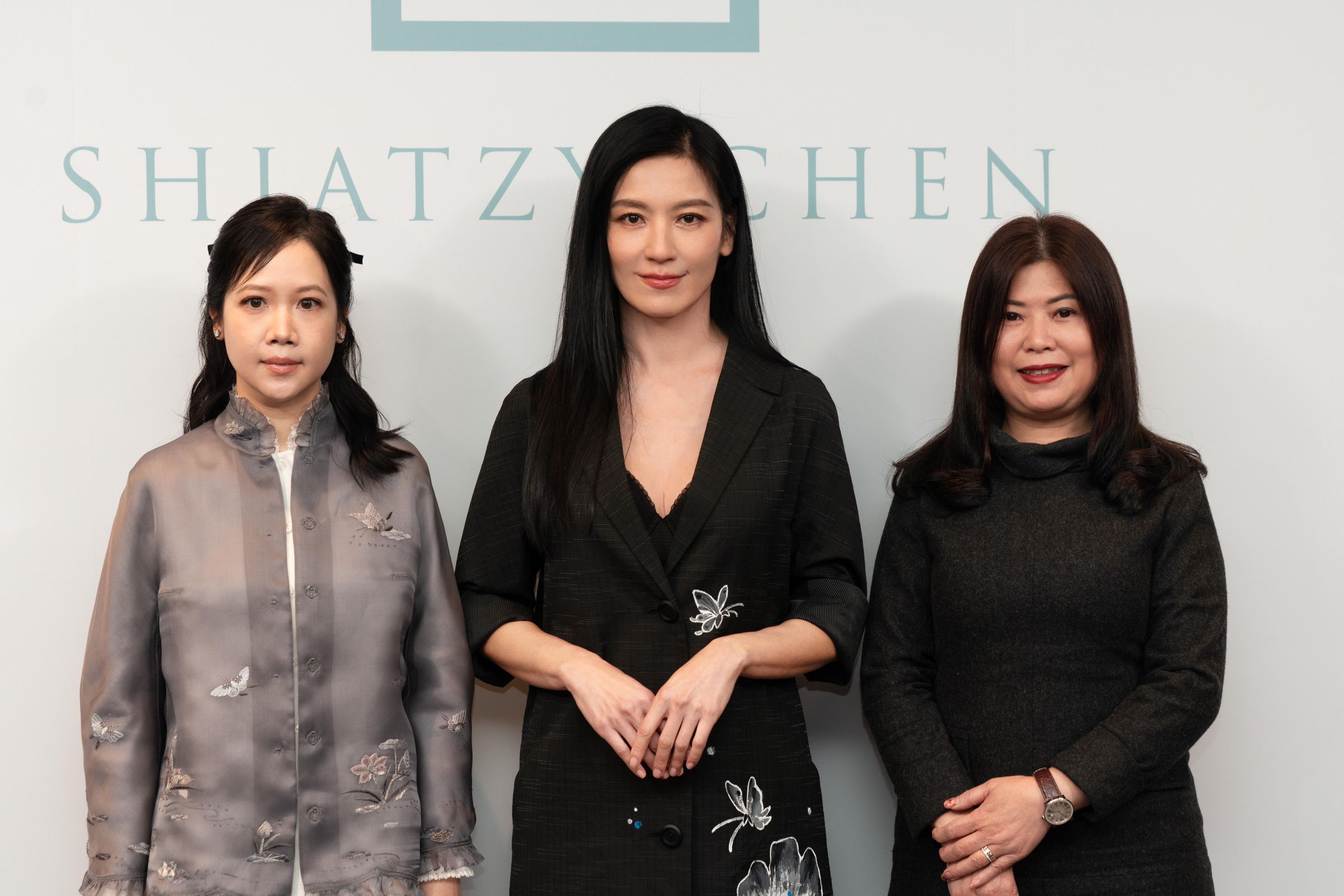 (左起)SHIATZY CHEN夏姿·陳執行長夫人許瑛瑛、林熙蕾、嚮光協會陳盈如理事長出席記者會。(SHIATZY CHEN夏姿·陳提供)