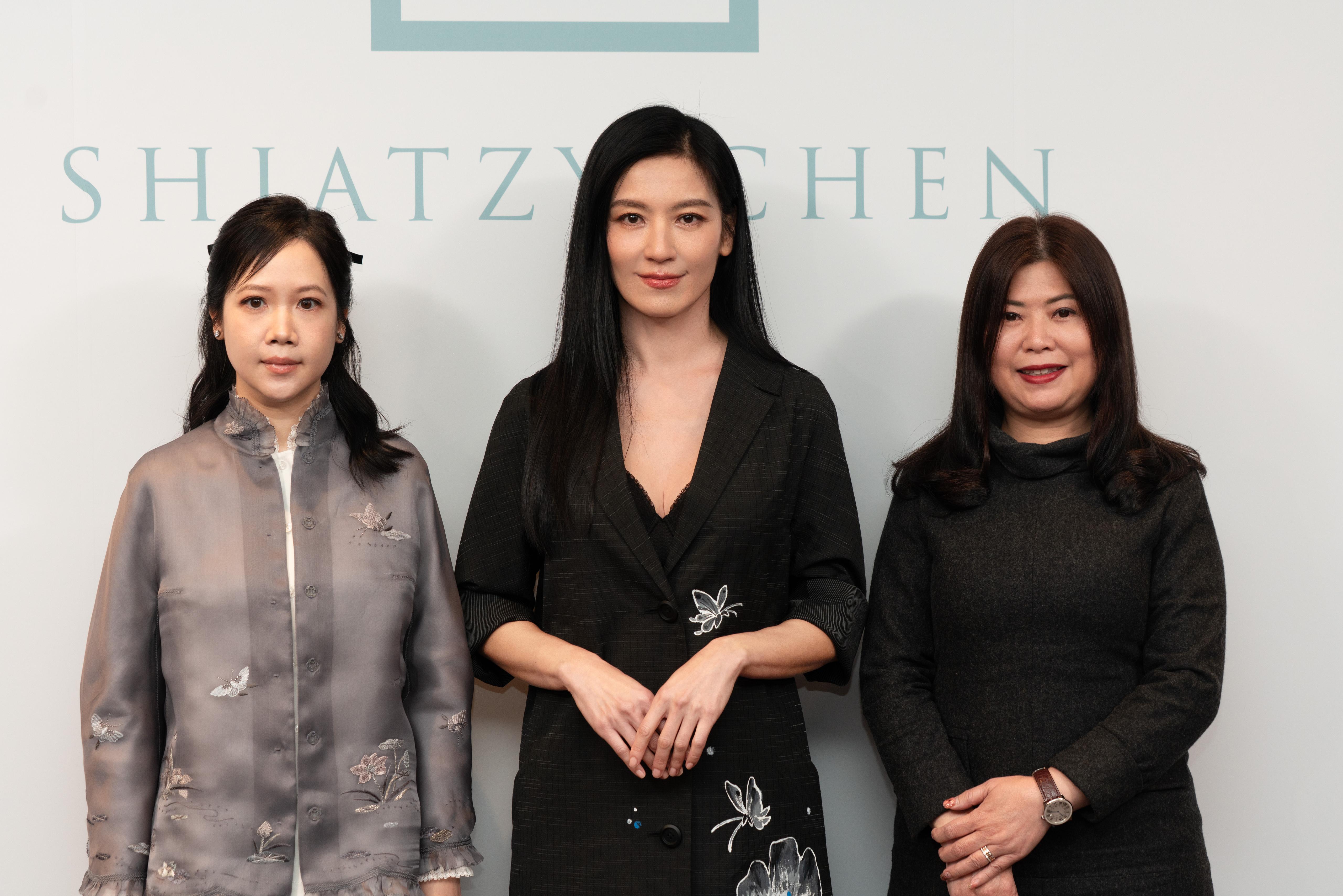 （左起）SHIATZY CHEN夏姿·陳執行長夫人許瑛瑛、林熙蕾、嚮光協會陳盈如理事長出席記者會。（SHIATZY CHEN夏姿·陳提供）