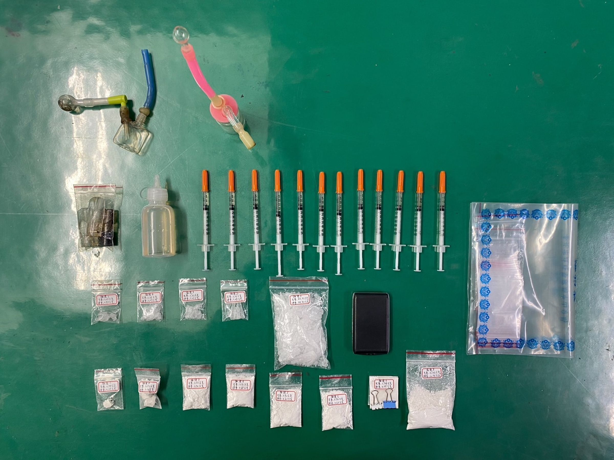 警方在男子車上起出大量毒品及吸食器，懷疑他吸毒後犯案。（翻攝畫面）