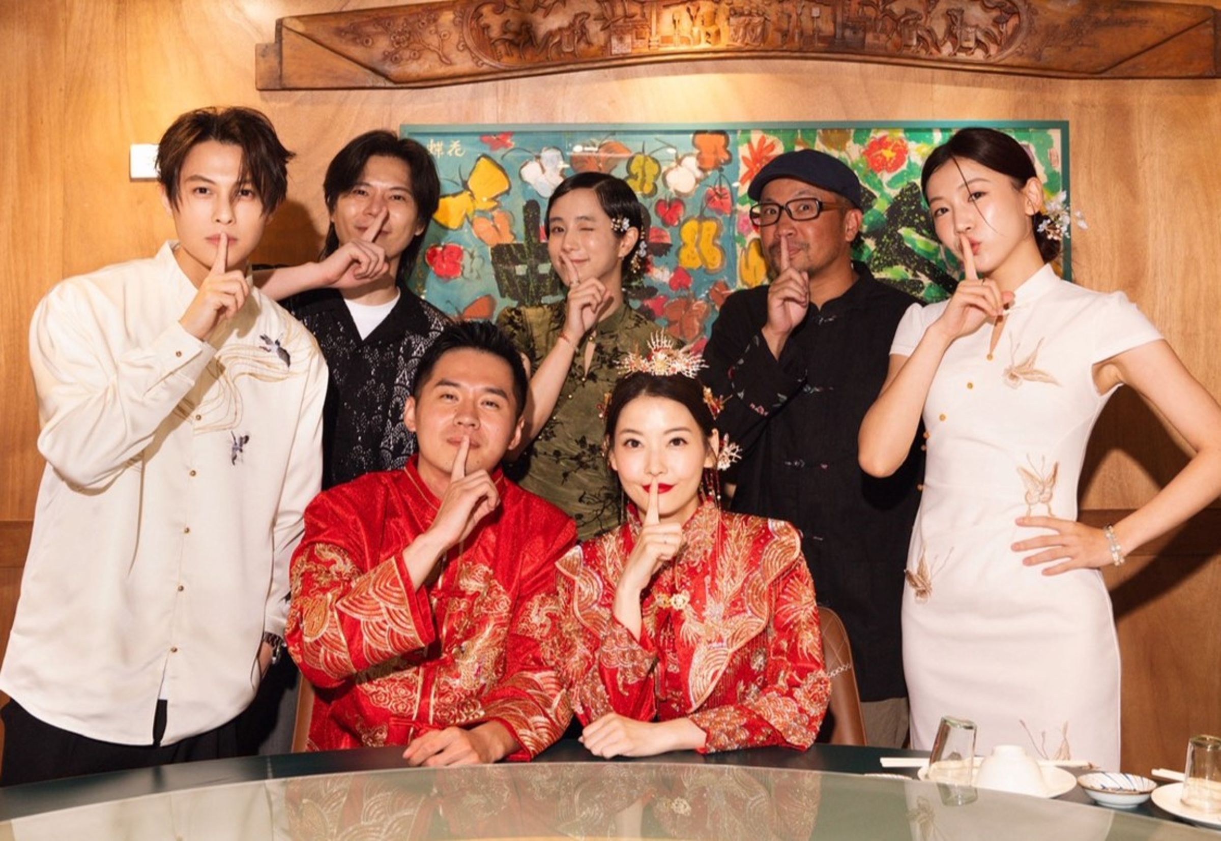王樂妍昨舉行婚宴,昔日舞台劇《男言之隱》班底到場獻上祝福。(翻攝臉書)