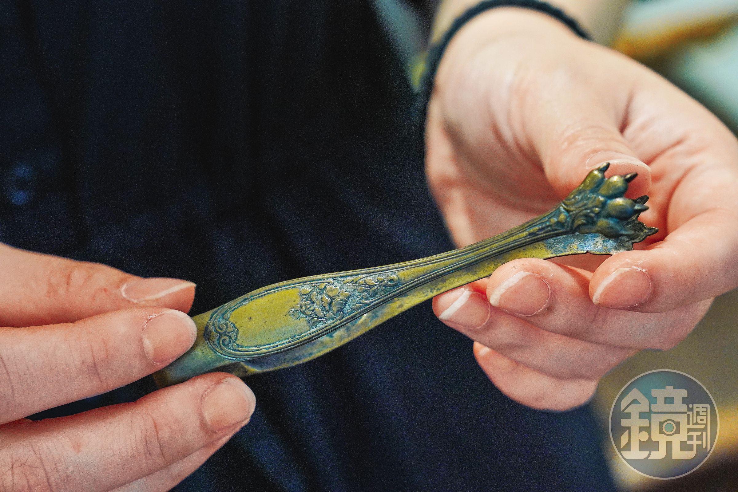 裝飾華麗、歐洲貴族用來夾方糖的獸足夾，是蔡宇恩在跳蚤市場第一次入手買的老物件，至今店內陸續都有進貨。（380元／支）