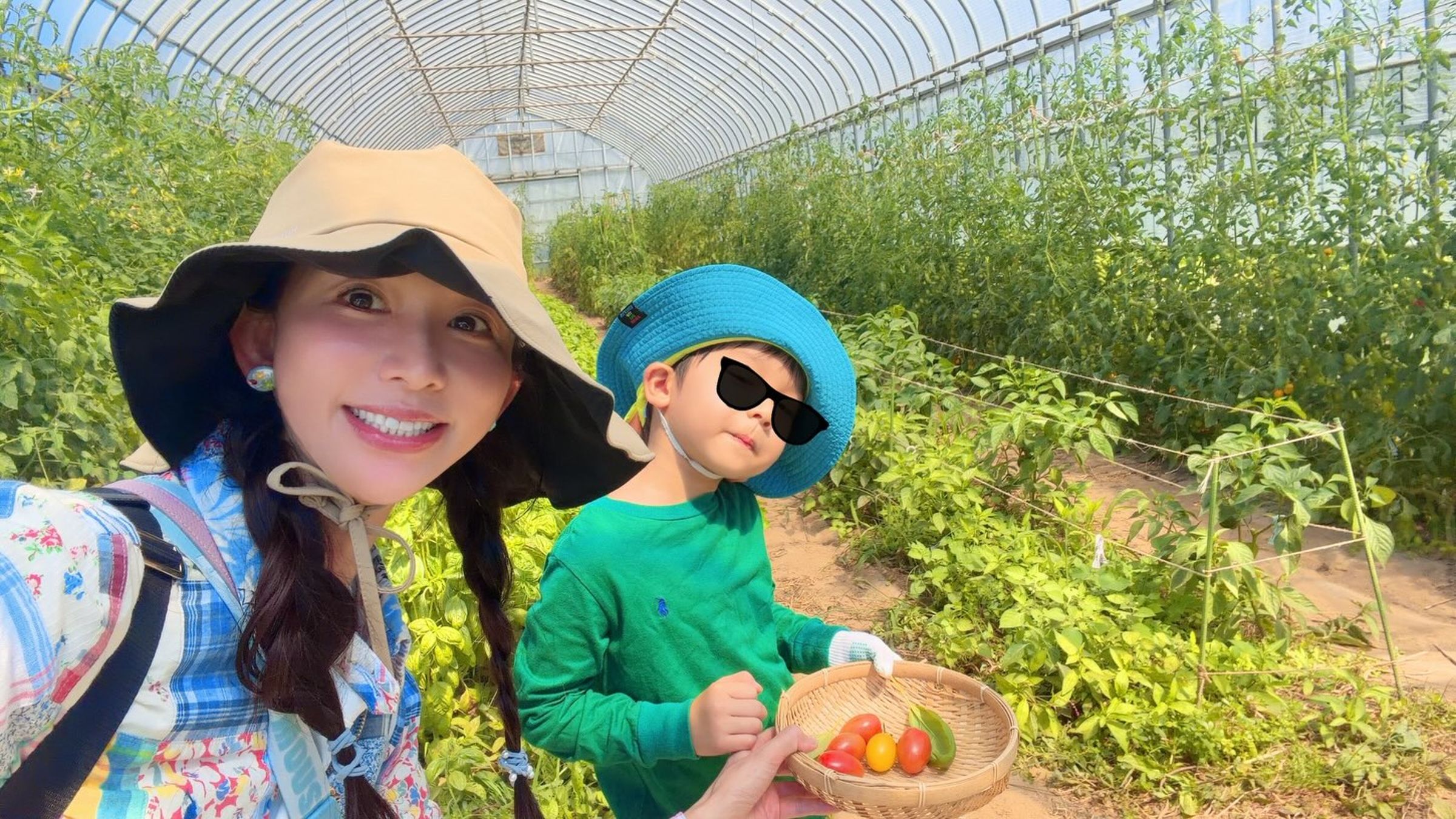 林志玲和兒子都戴上帽子,來場父親節農場體驗。(翻攝林志玲IG)