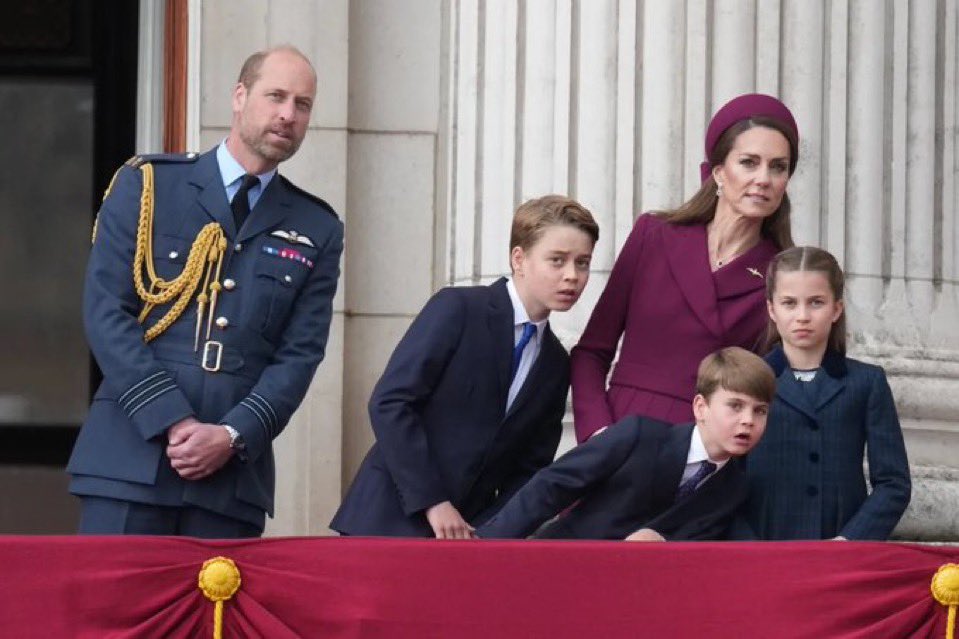 威廉王子和凱特王妃，以及3名子女，昨在白金漢宮陽台看空軍表演。（翻攝X@freedom_007__）