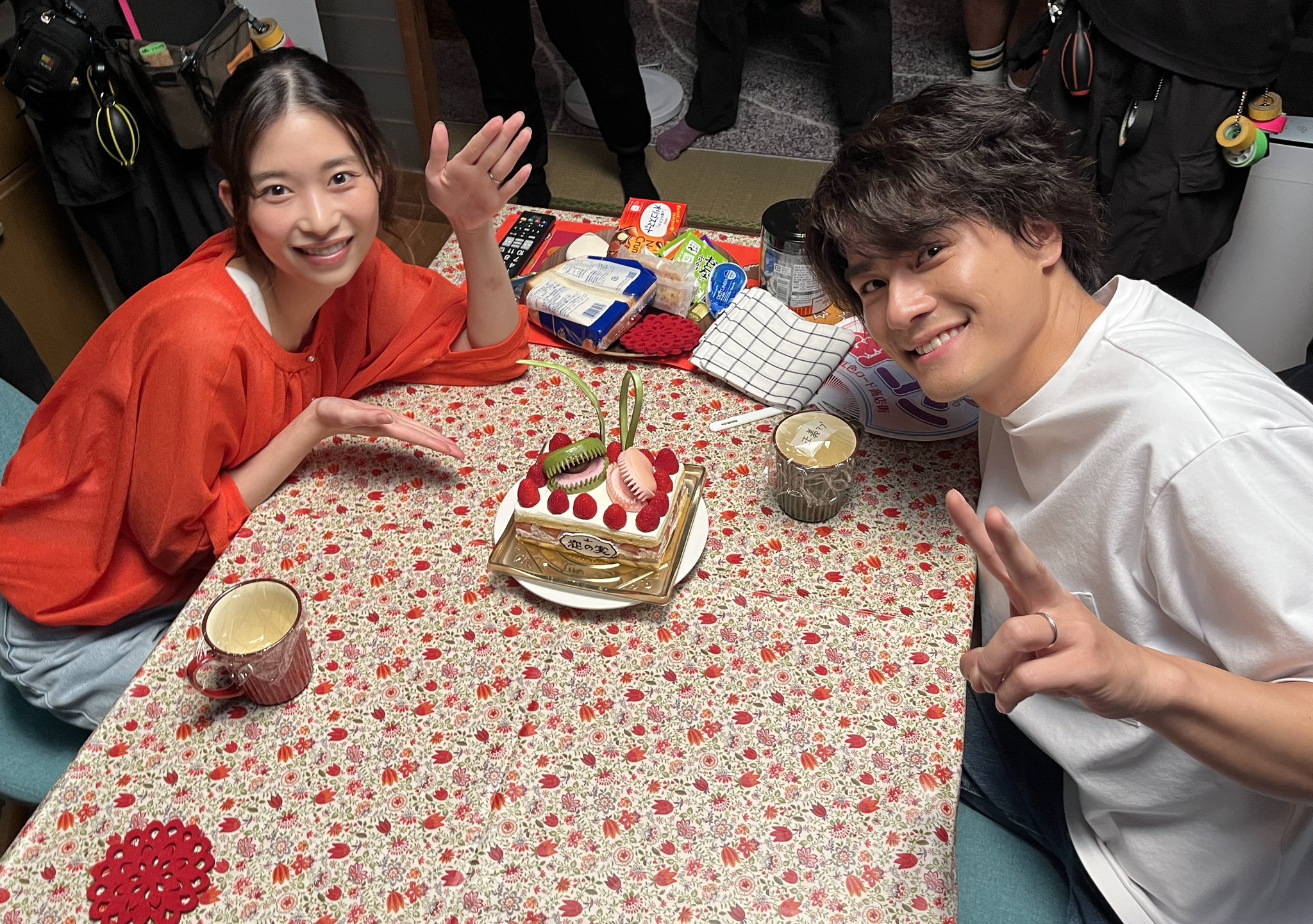 森本慎太郎（右）與森川葵（左）於日劇中飾演夫妻。（翻攝X「街並み照らすヤツら【公式】」）