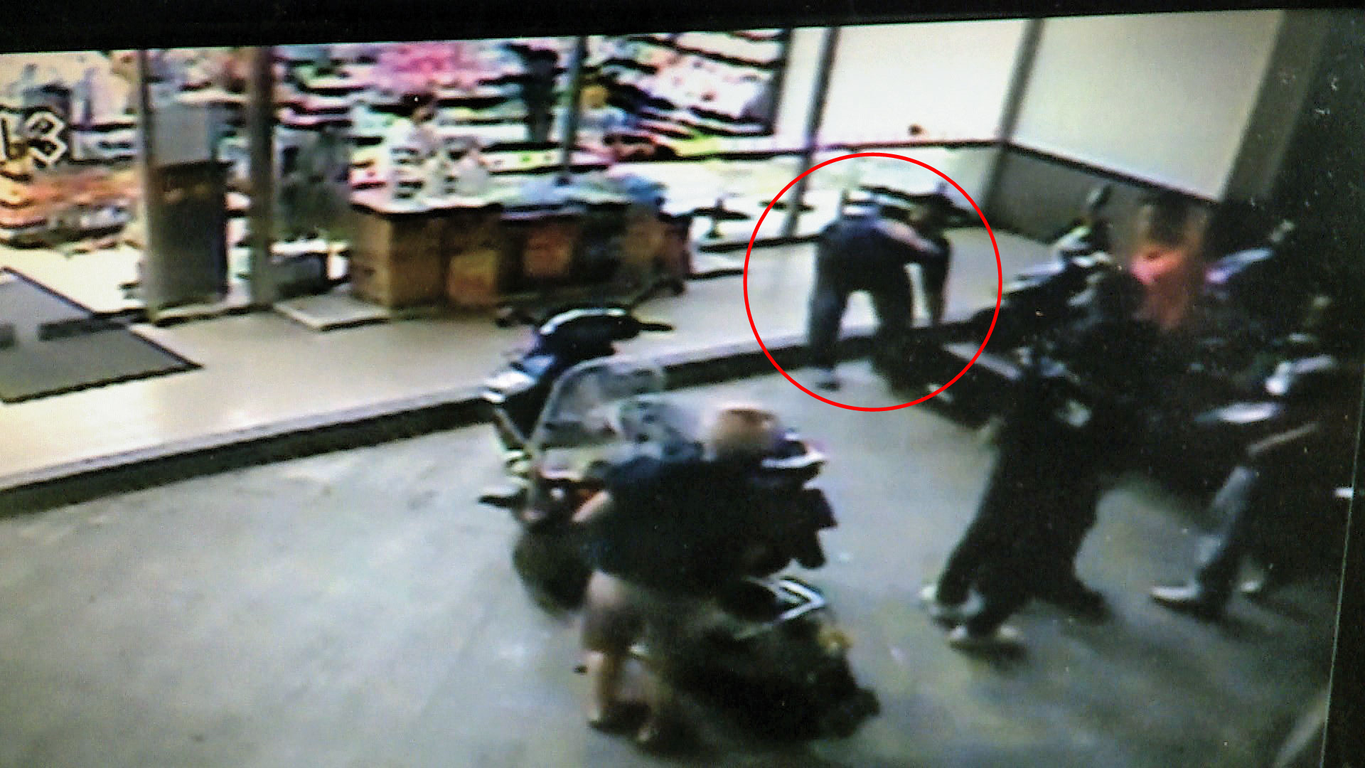 警方監聽葉男手機，聽到超商迎賓聲，於是趕赴超商抓人（紅圈處）。（東森新聞提供）