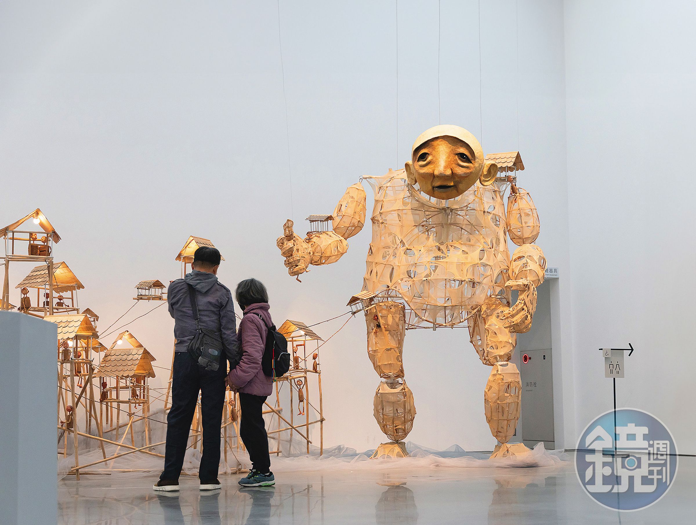 由印尼紙月亮偶劇團創作的《KALI—記憶之流》，用環保材質製作大型木偶與高腳屋，映照現代化對生態的影響。