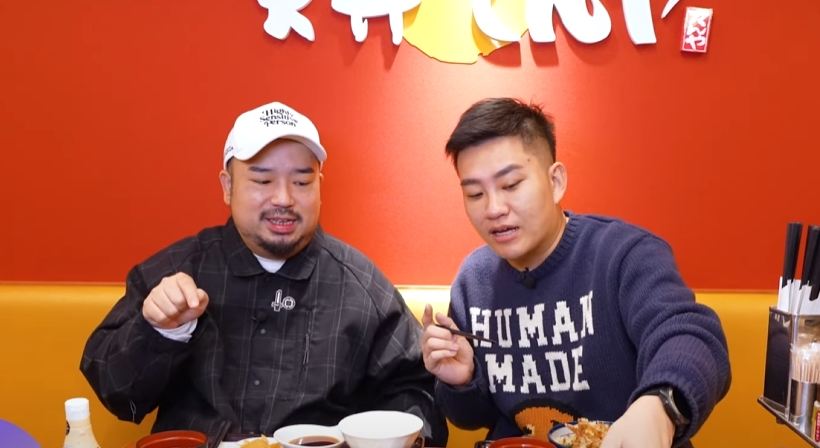 Joeman（右）新片與阿達（左）前往日本東京挑戰天婦羅，被網友發現業配環節回來了。（翻攝自Joeman YouTube頻道）