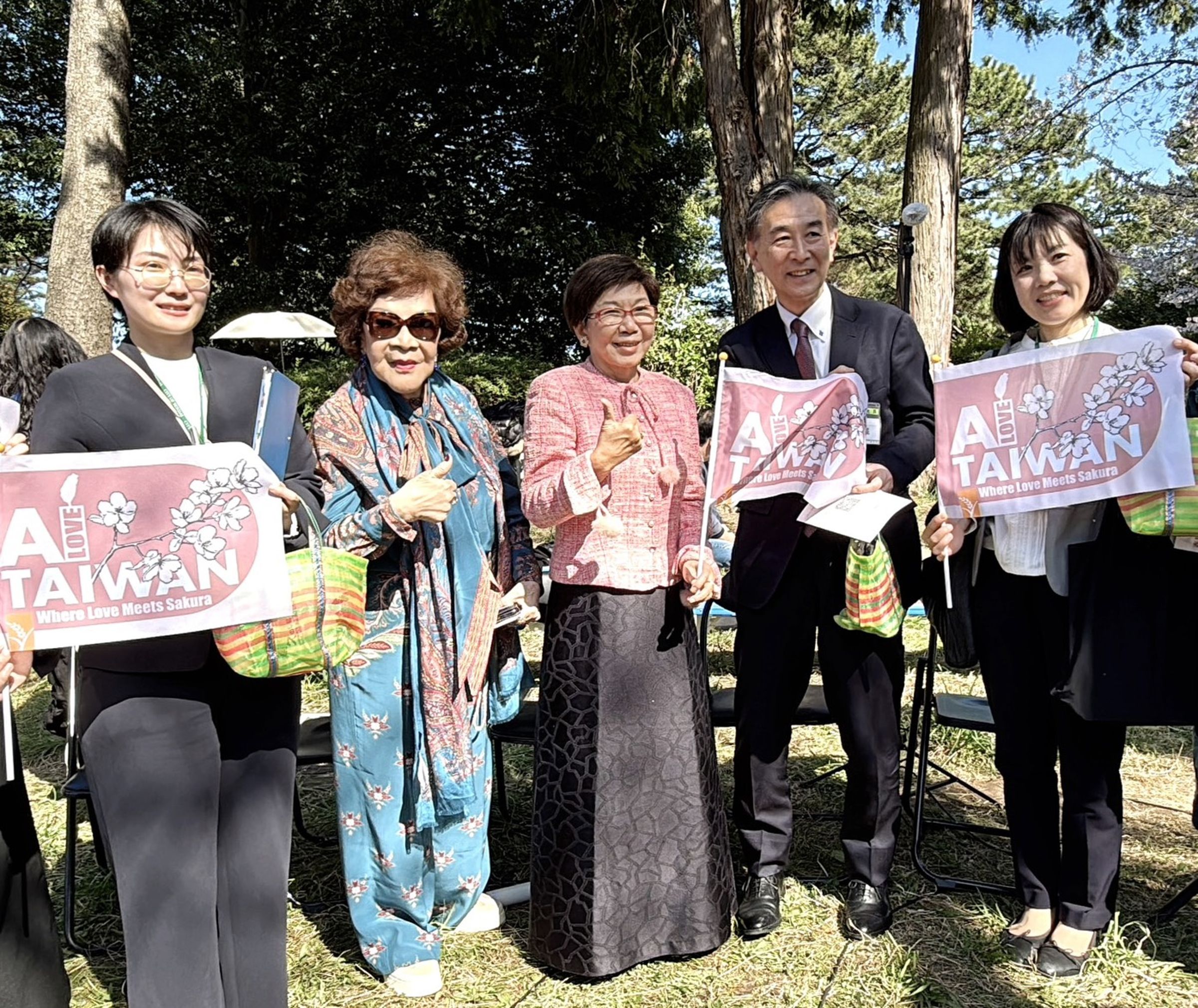 仙台觀光局長岩城利宏（右二）與陳秀麗（中）、周遊（左二）合影。（李朝永提供）