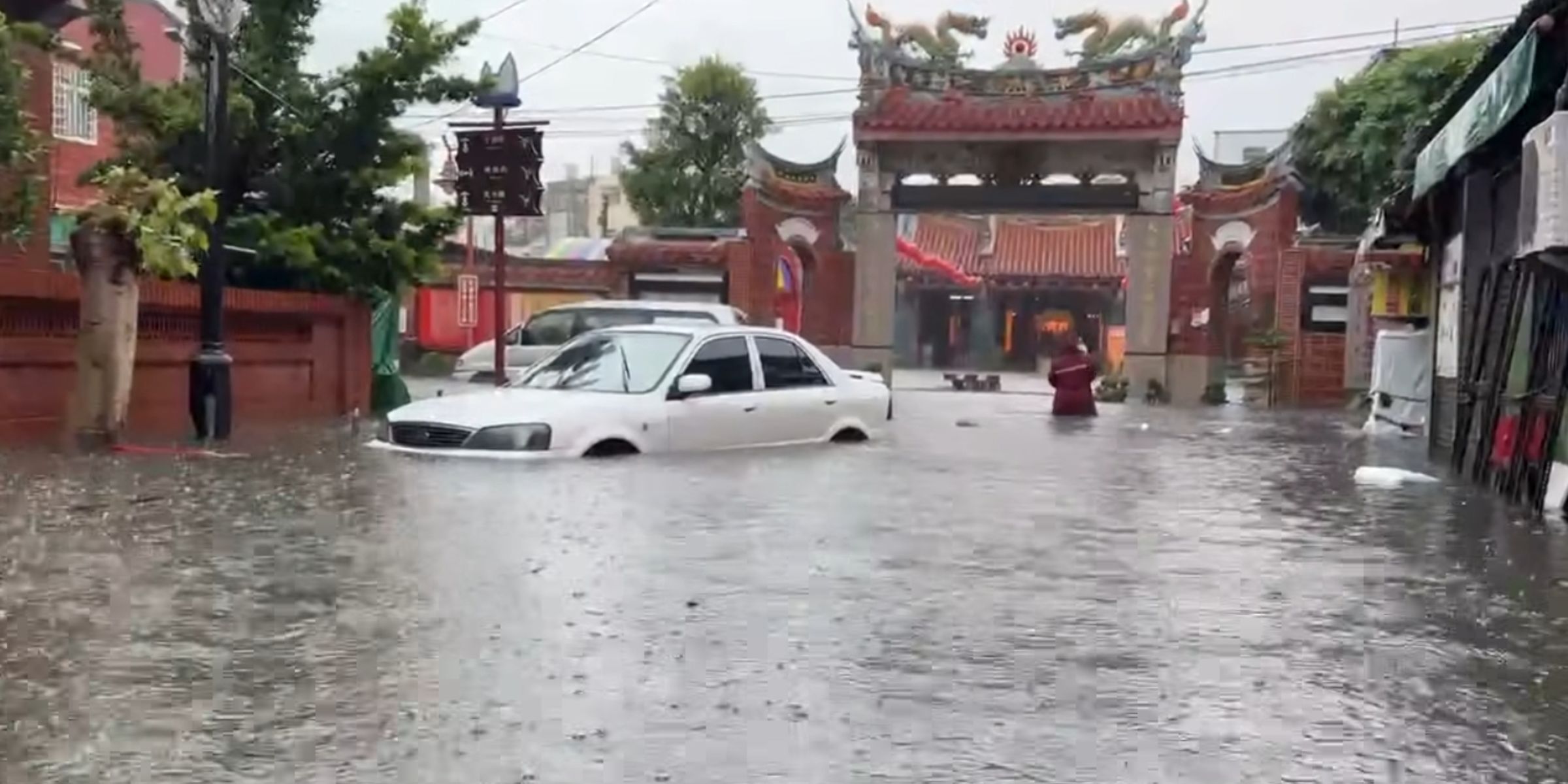 彰化全境灌水成河，已不是排水系統能解決的問題了。（翻攝自彰化縣媒體記者協會臉書）