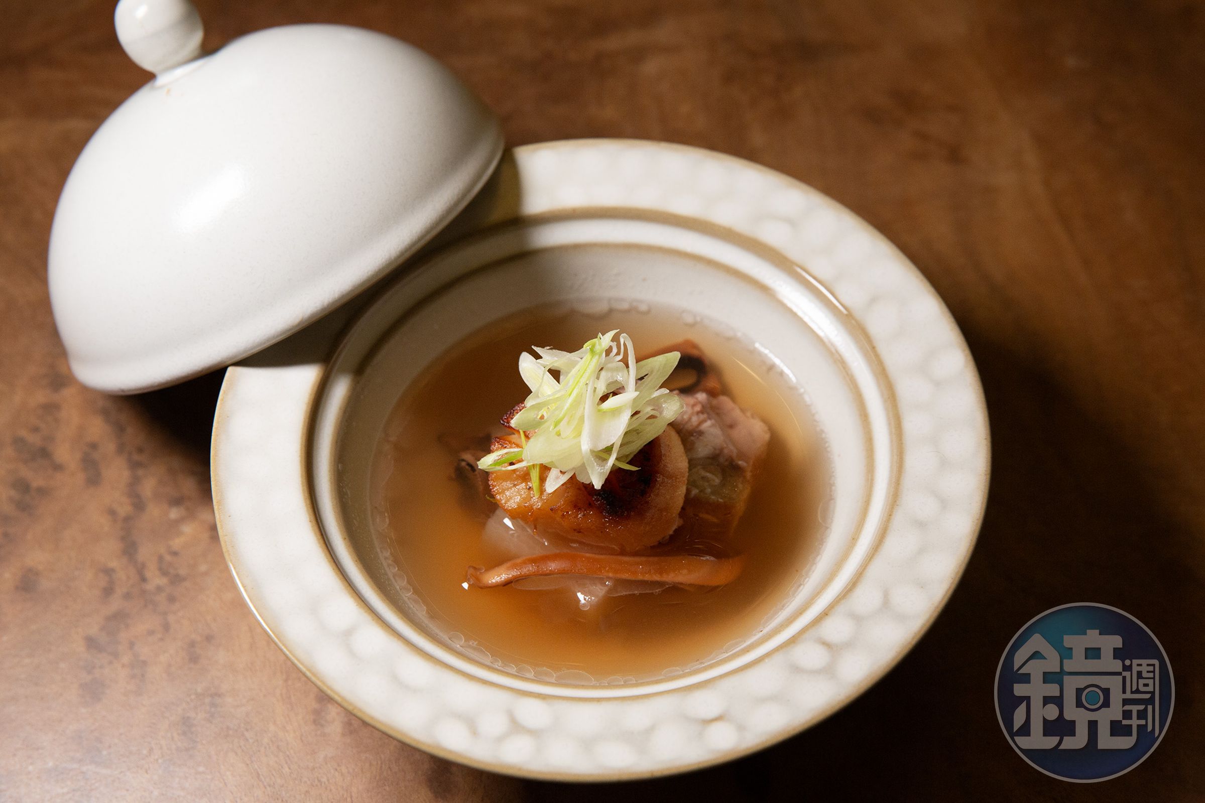 復刻酒家菜魷魚螺肉蒜的「富貴有餘」，在經典食材之外再加入干貝點綴，體現濃縮海洋鮮甜的清新版。（晚餐套餐菜色2,680元／人）