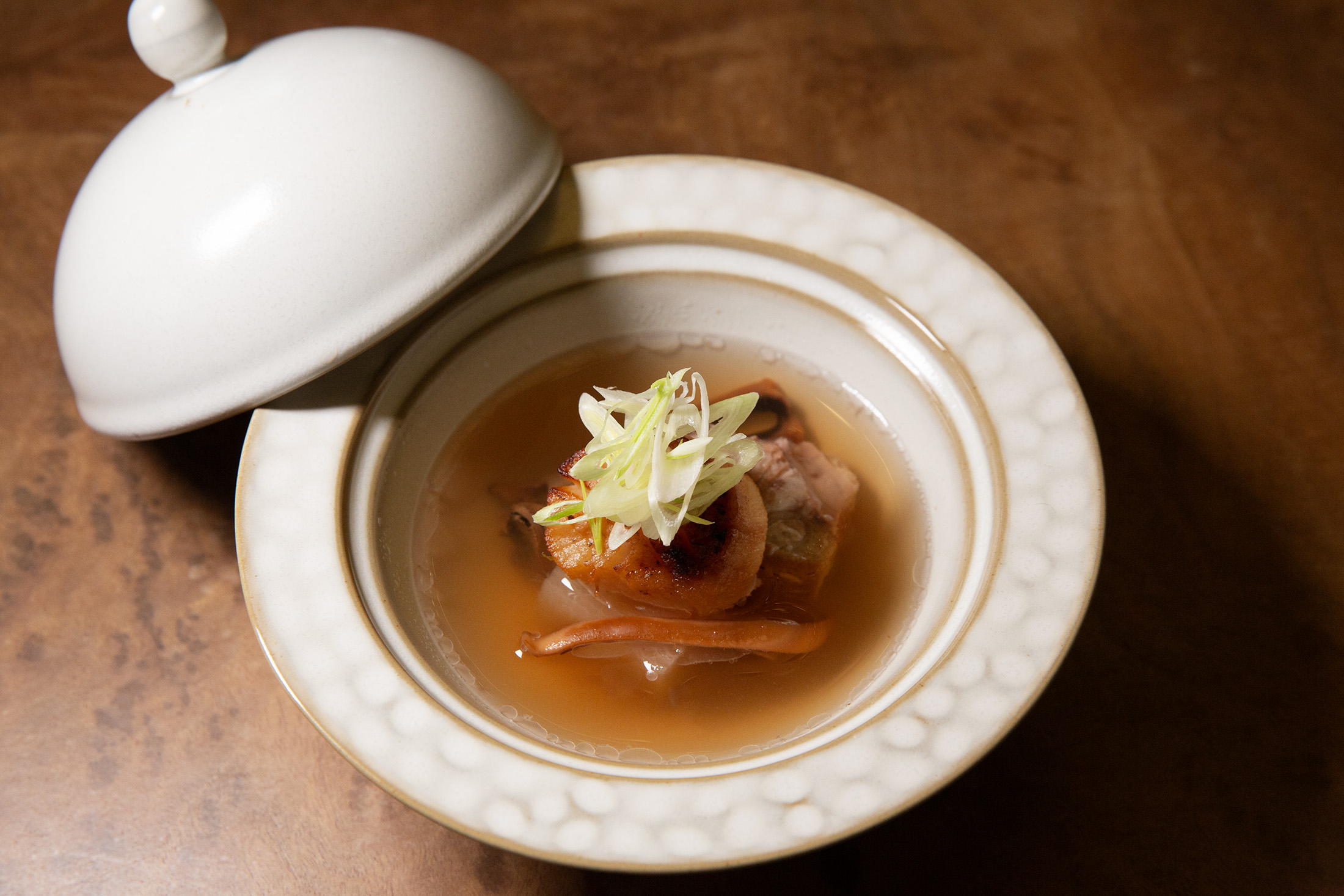 復刻酒家菜魷魚螺肉蒜的「富貴有餘」,在經典食材之外再加入干貝點綴,體現濃縮海洋鮮甜的清新版。(晚餐套餐菜色2,680元/人)