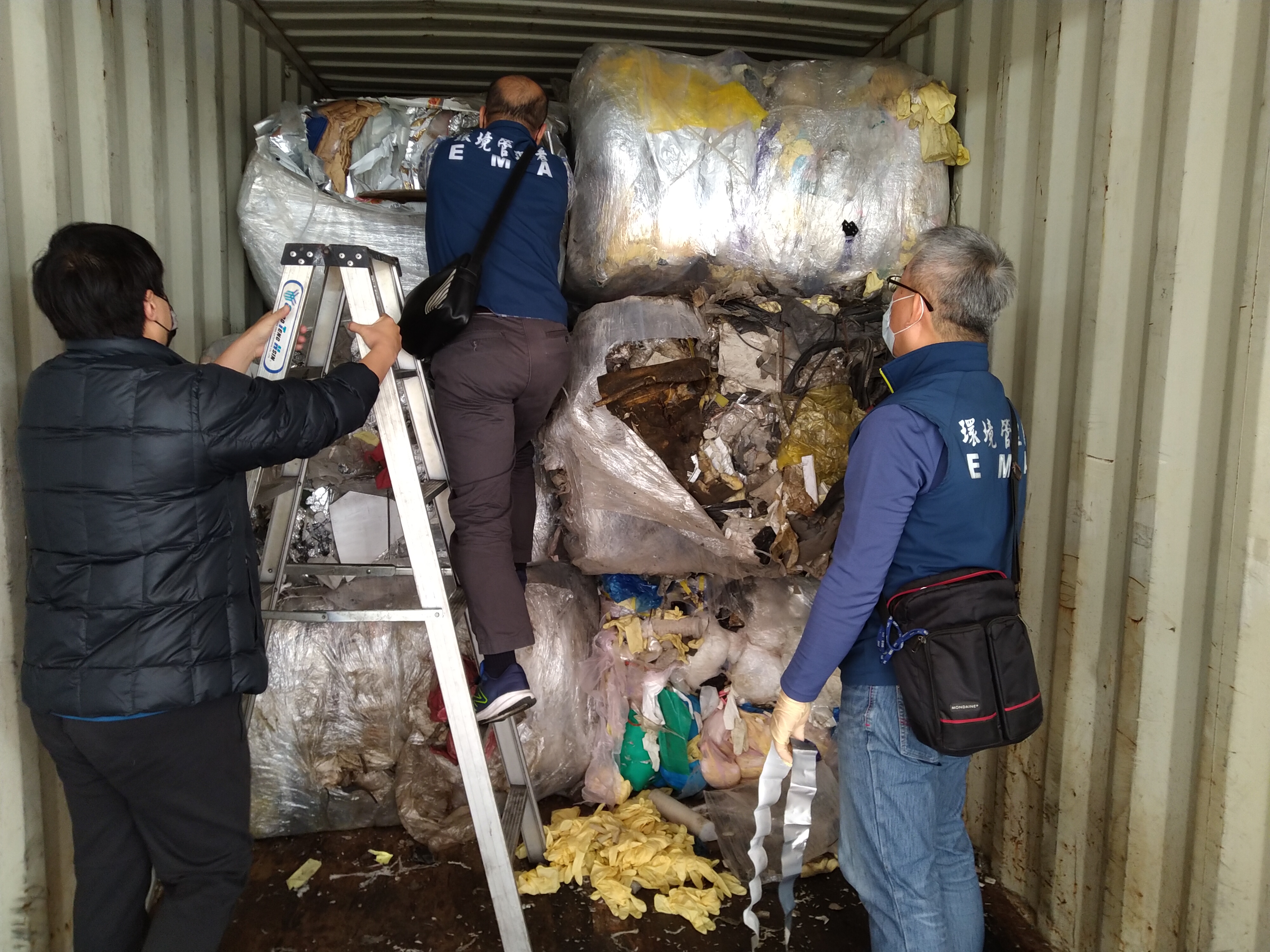 出口貨櫃後段為廢塑膠混合物。（環境部管理署提供）