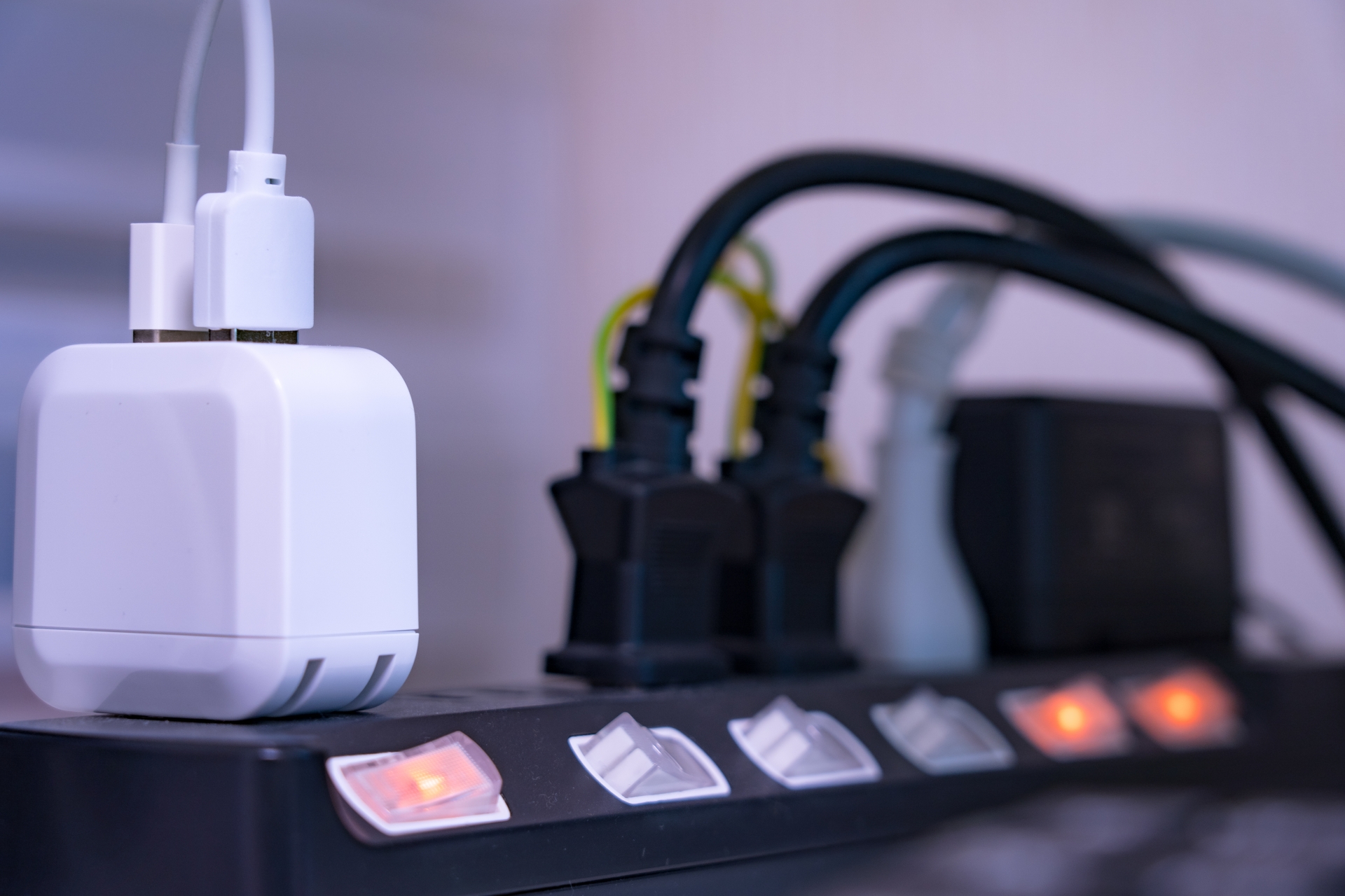 如果供電的延長線摸起來「溫熱」甚至「發燙」，記得馬上把插頭拔掉。（示意圖，取自photoAC）