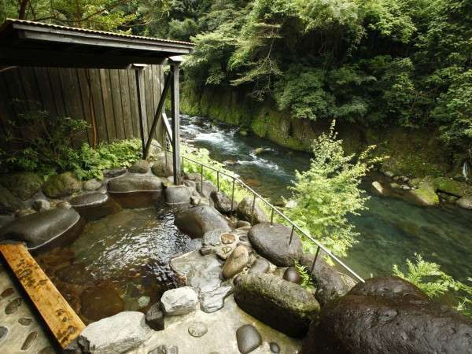 「菊池溫泉」因白龍傳說而聞名,溫泉旅館「岩藏」內就有一座能聽著潺潺流水泡湯的露天溫泉。(睿玟管理顧問有限公司提供)