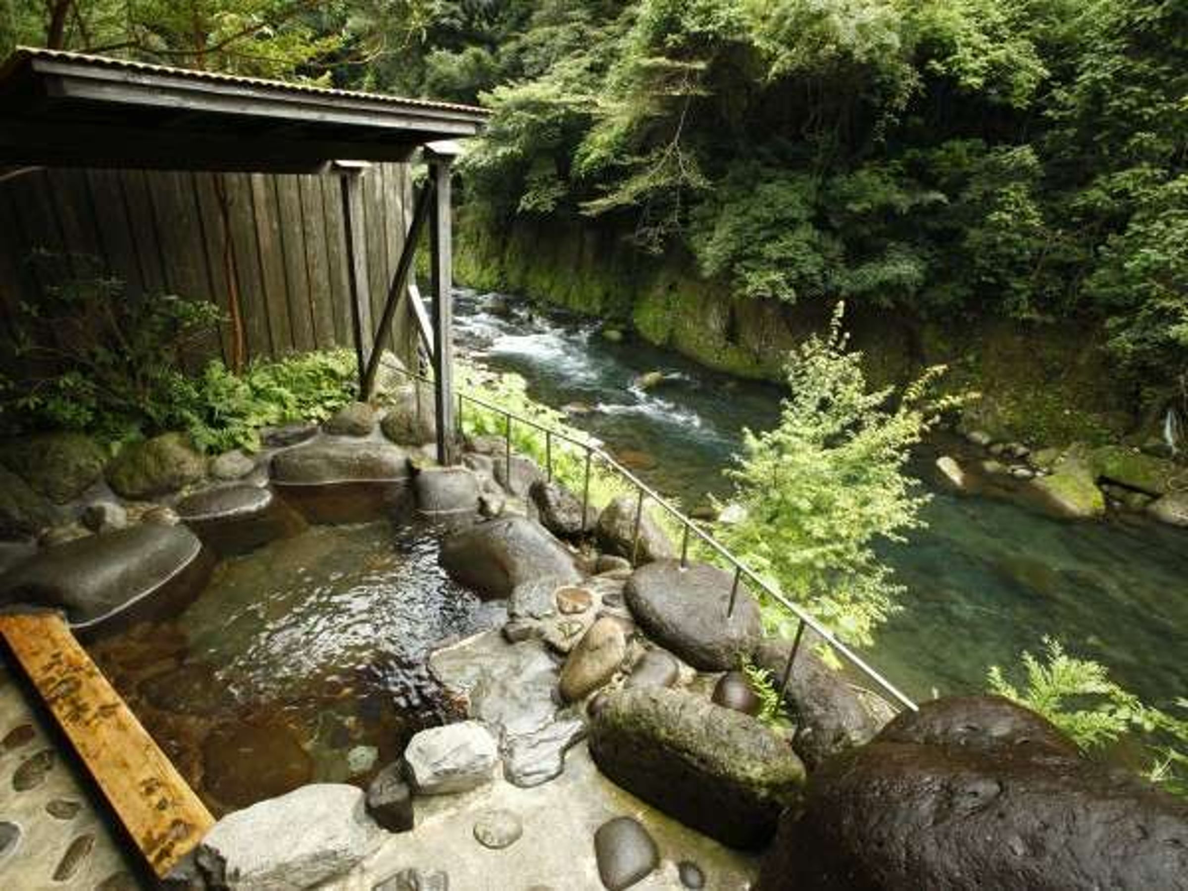 「菊池溫泉」因白龍傳說而聞名，溫泉旅館「岩藏」內就有一座能聽著潺潺流水泡湯的露天溫泉。（睿玟管理顧問有限公司提供）