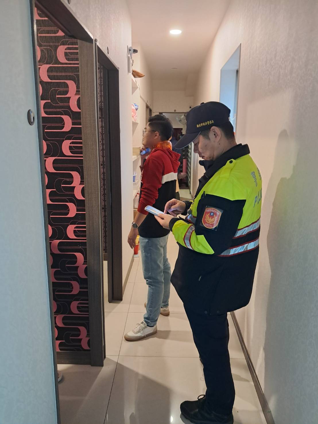 警方登門養生館查緝性交易。(警方提供)