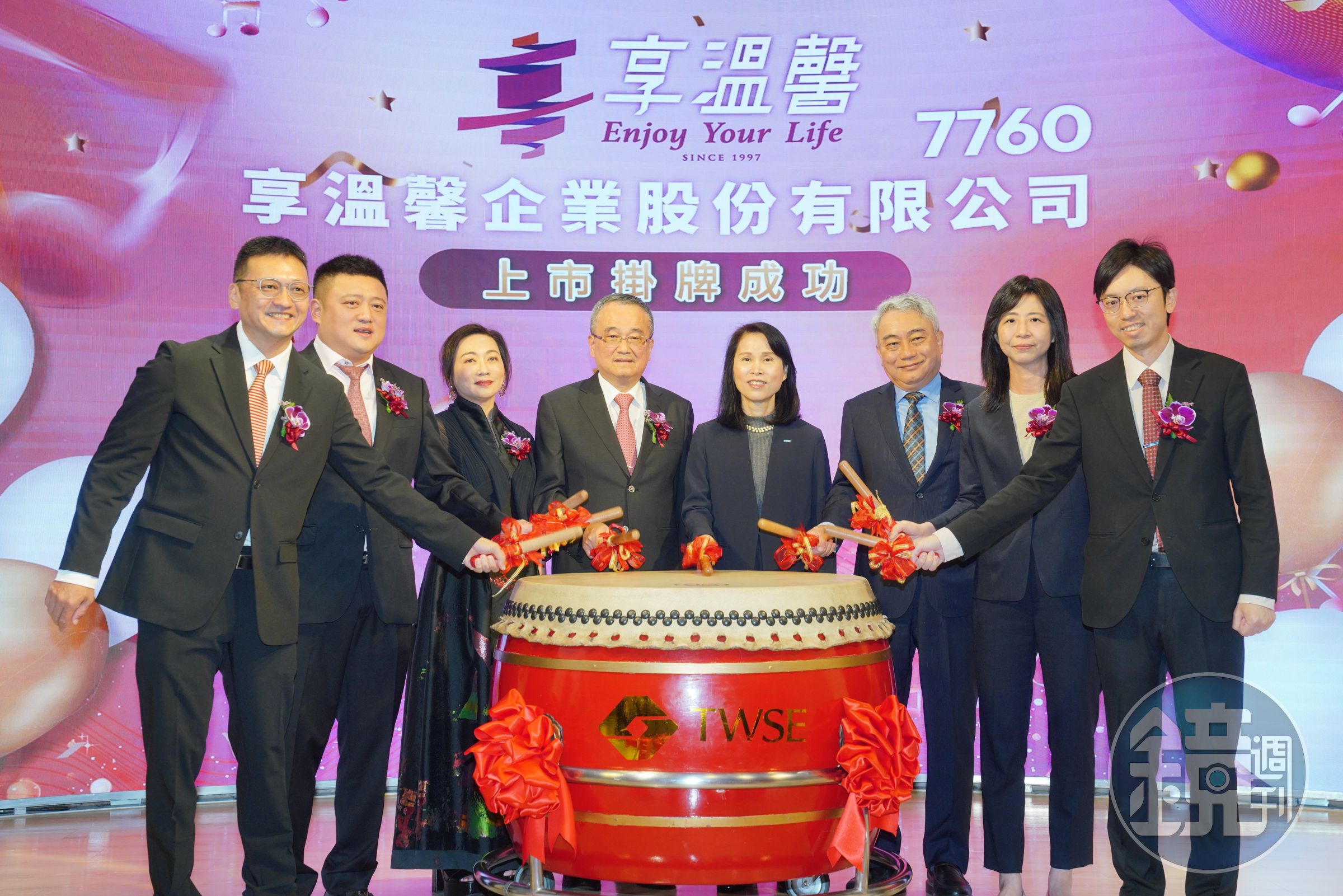 享溫馨董事長李東和(左四)表示,享溫馨從南部起家,上市後要更努力謹慎每一步。