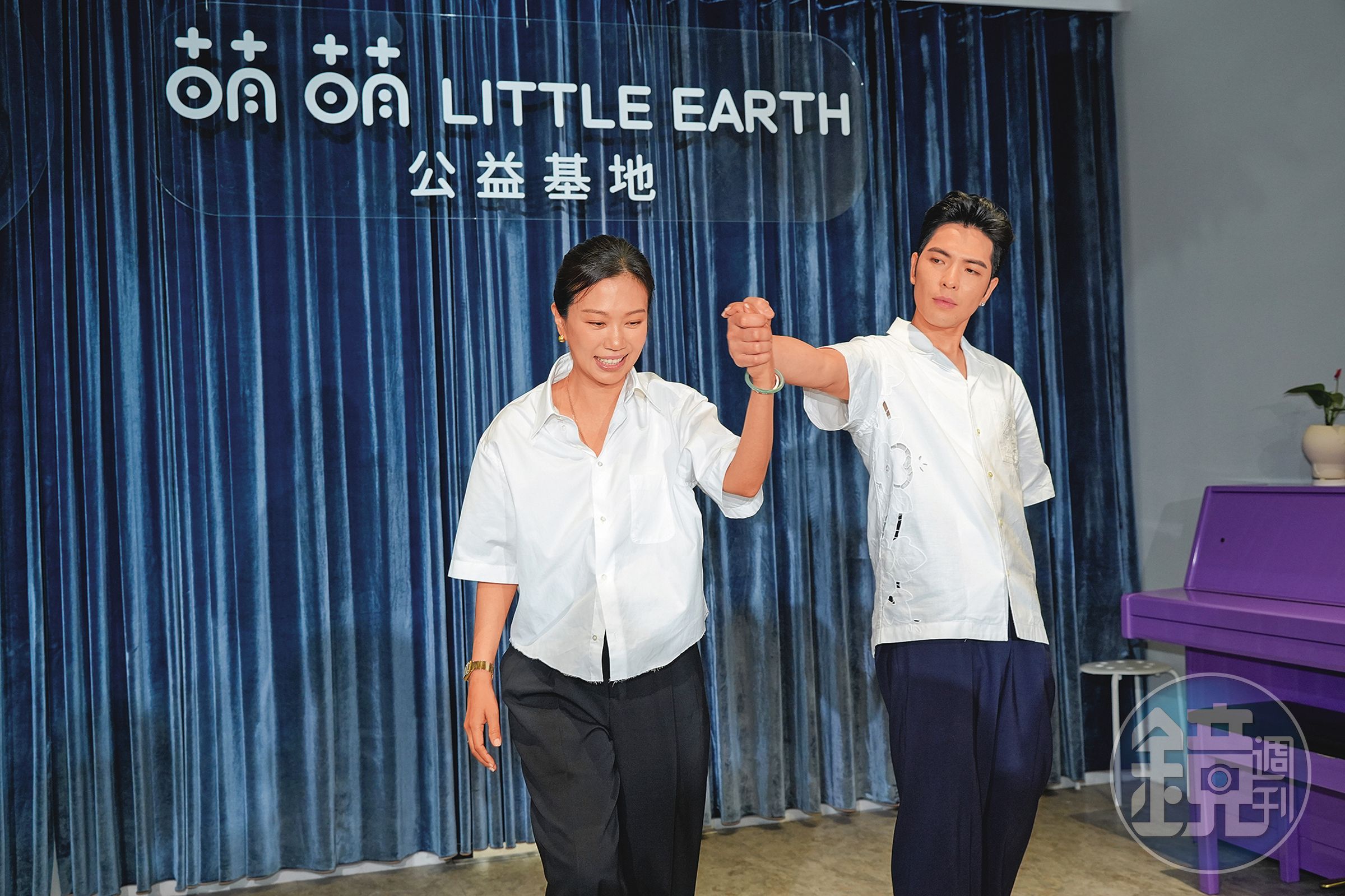 蕭敬騰（右）除了演藝事業，也積極投入公益，日前與經紀人妻子Summer（左）現身「萌萌計畫」活動，親自參與公益分享。