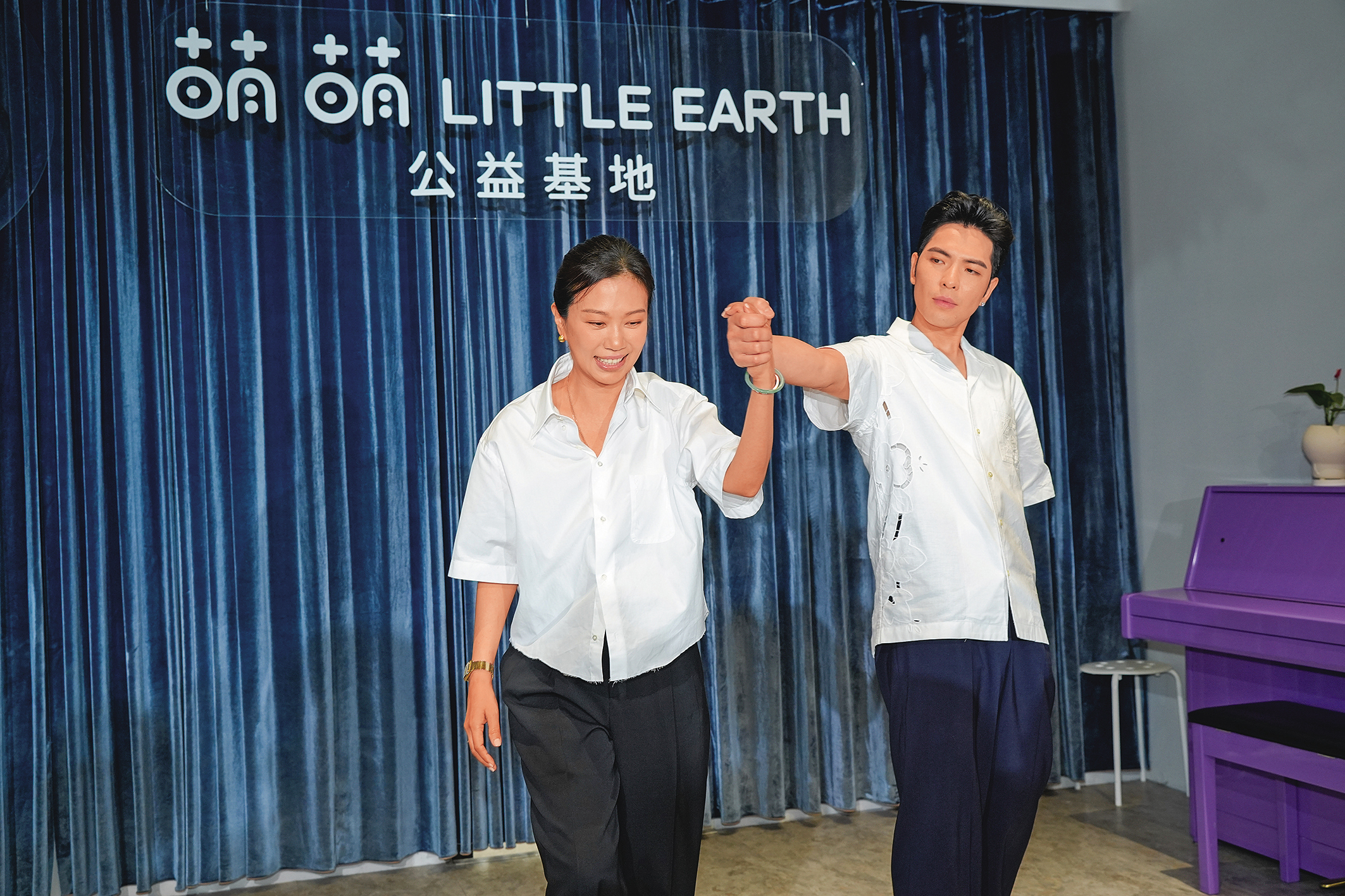 蕭敬騰（右）除了演藝事業，也積極投入公益，日前與經紀人妻子Summer（左）現身「萌萌計畫」活動，親自參與公益分享。