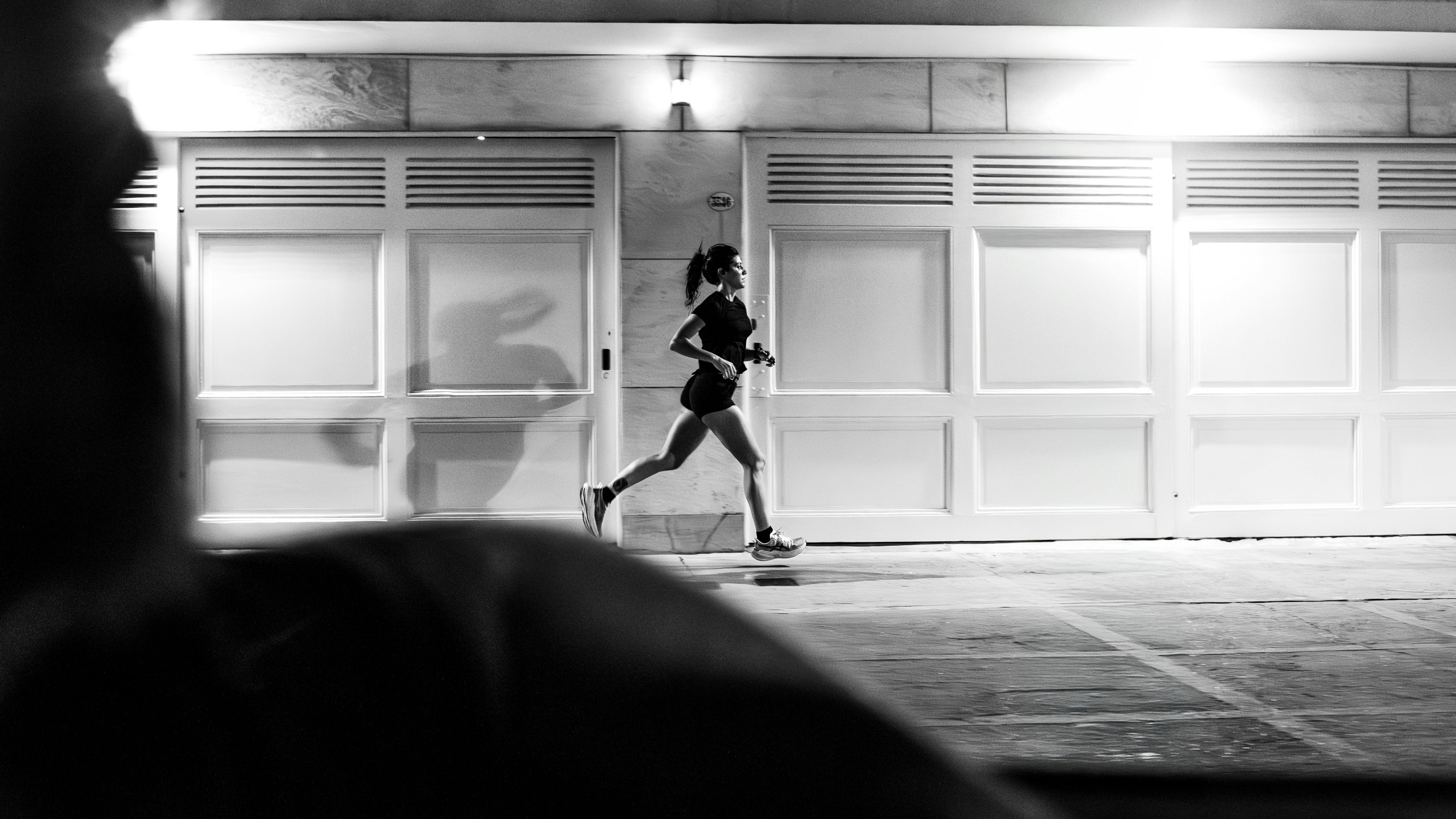 高雄一名男子19年前夜間襲擊慢跑女子猥褻，案件因DNA比對技術進步得以偵破，二審法院改判9月徒刑並裁定不予緩刑。（示意圖，非當事人/pexels）