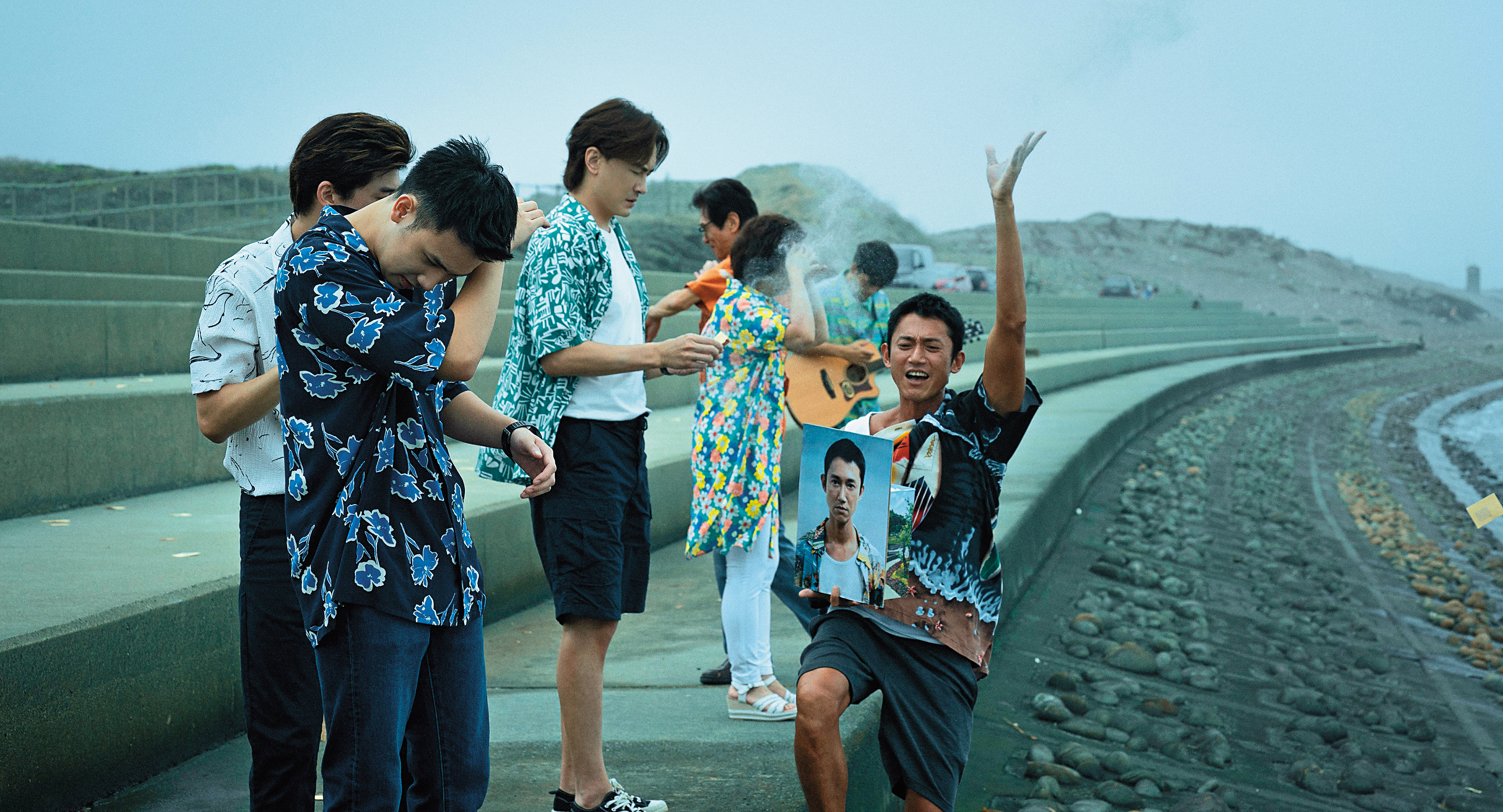 吳慷仁（右一）在《有生之年》返家製造不少混亂，卻意外尋回和家人間的情感。（TVBS提供）