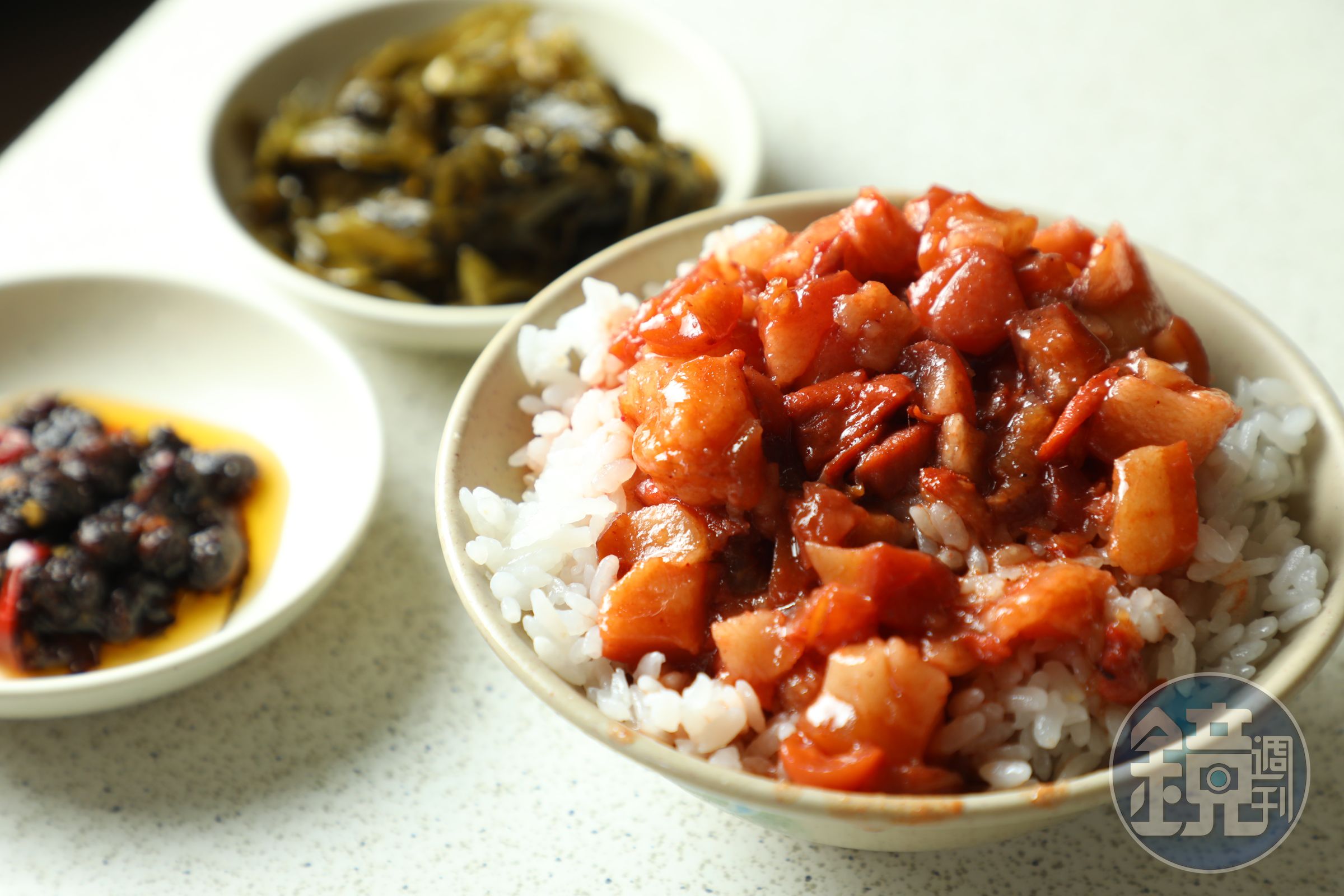 「東興市魯肉公司」的「肉燥飯」,肥肉丁會加紅糟一起滷,有獨特香氣。