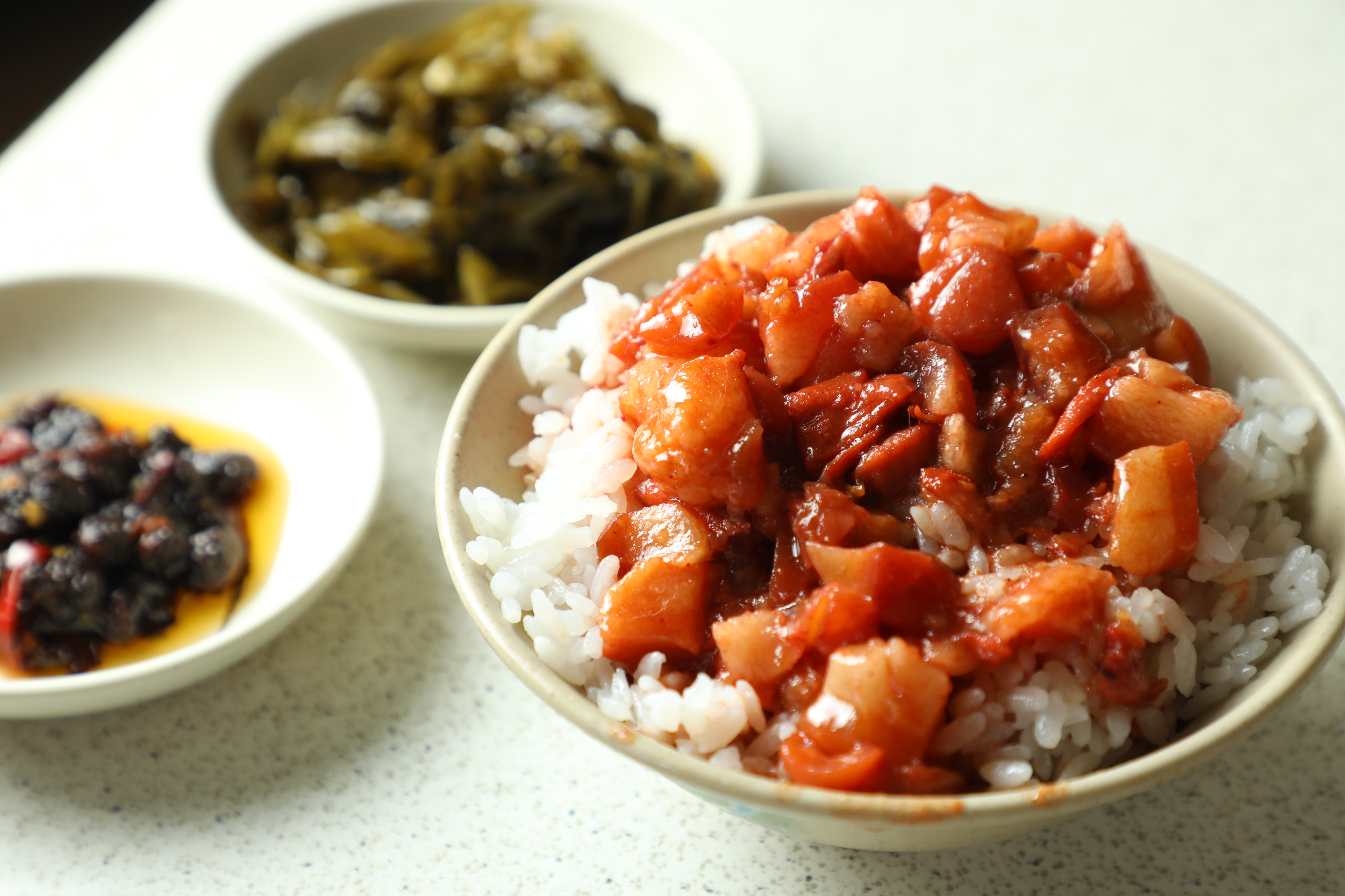 「東興市魯肉公司」的「肉燥飯」，肥肉丁會加紅糟一起滷，有獨特香氣。