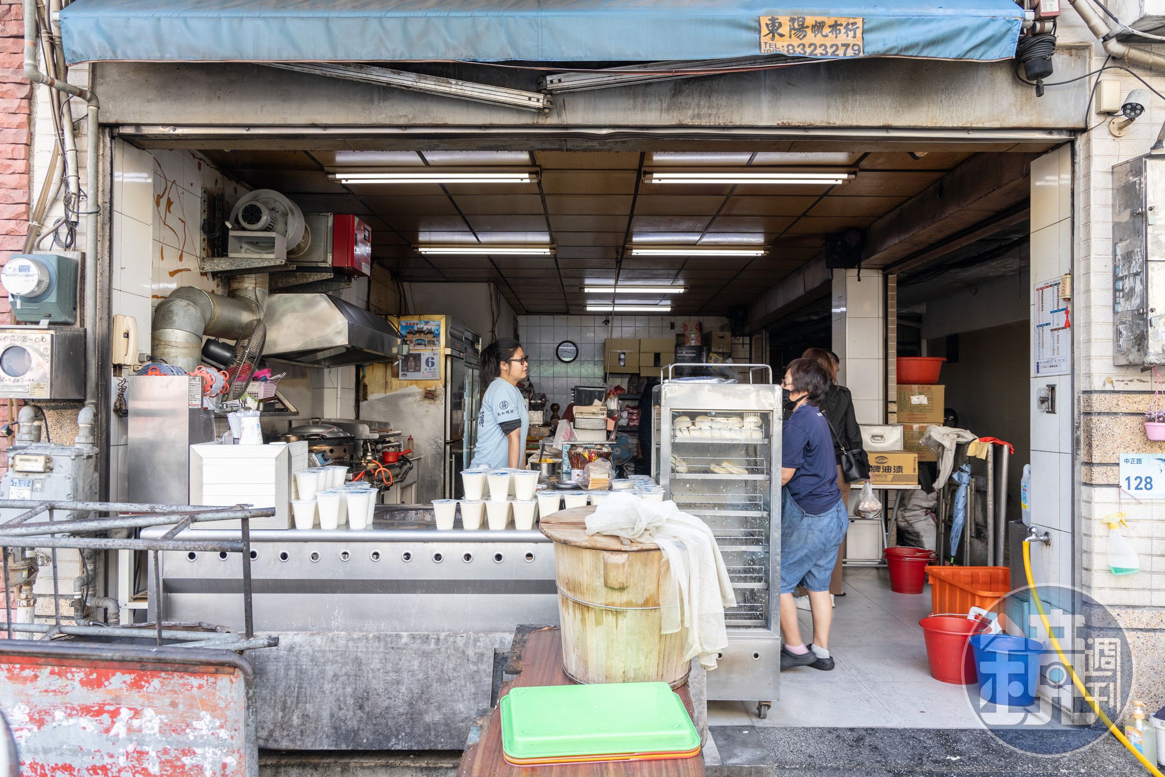 父親做饅頭40多年，搬遷至此店面開業已有30逾年，店內目前由第二代兄弟李展潤與李禎祥共同經營。