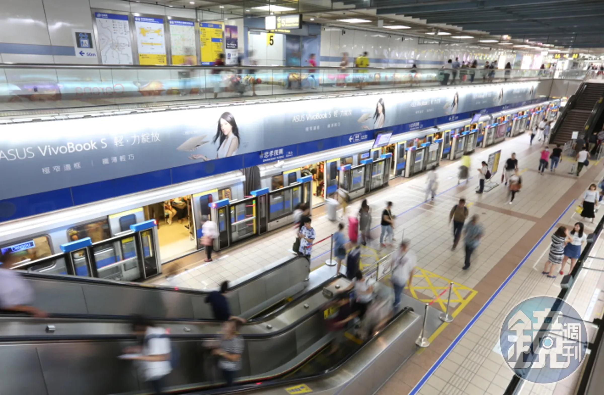 一對情侶在台北捷運站內的小樹屋親密互動,從外面清楚可見女生跪在男生腿前。(示意圖,本刊資料照)